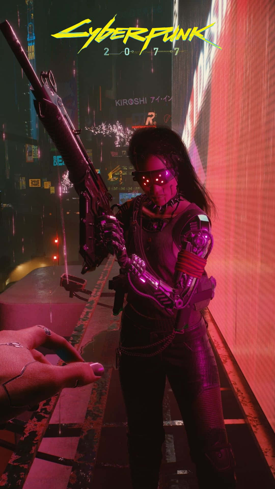 Android《賽博朋克2077》背景：女性狙擊手第一人稱視角 壁紙 — 一個擁有發光紅眼和機械臂的賽博龐克戰士，在夜晚霓虹燈閃爍、雨水浸濕的城市小巷中手持步槍。