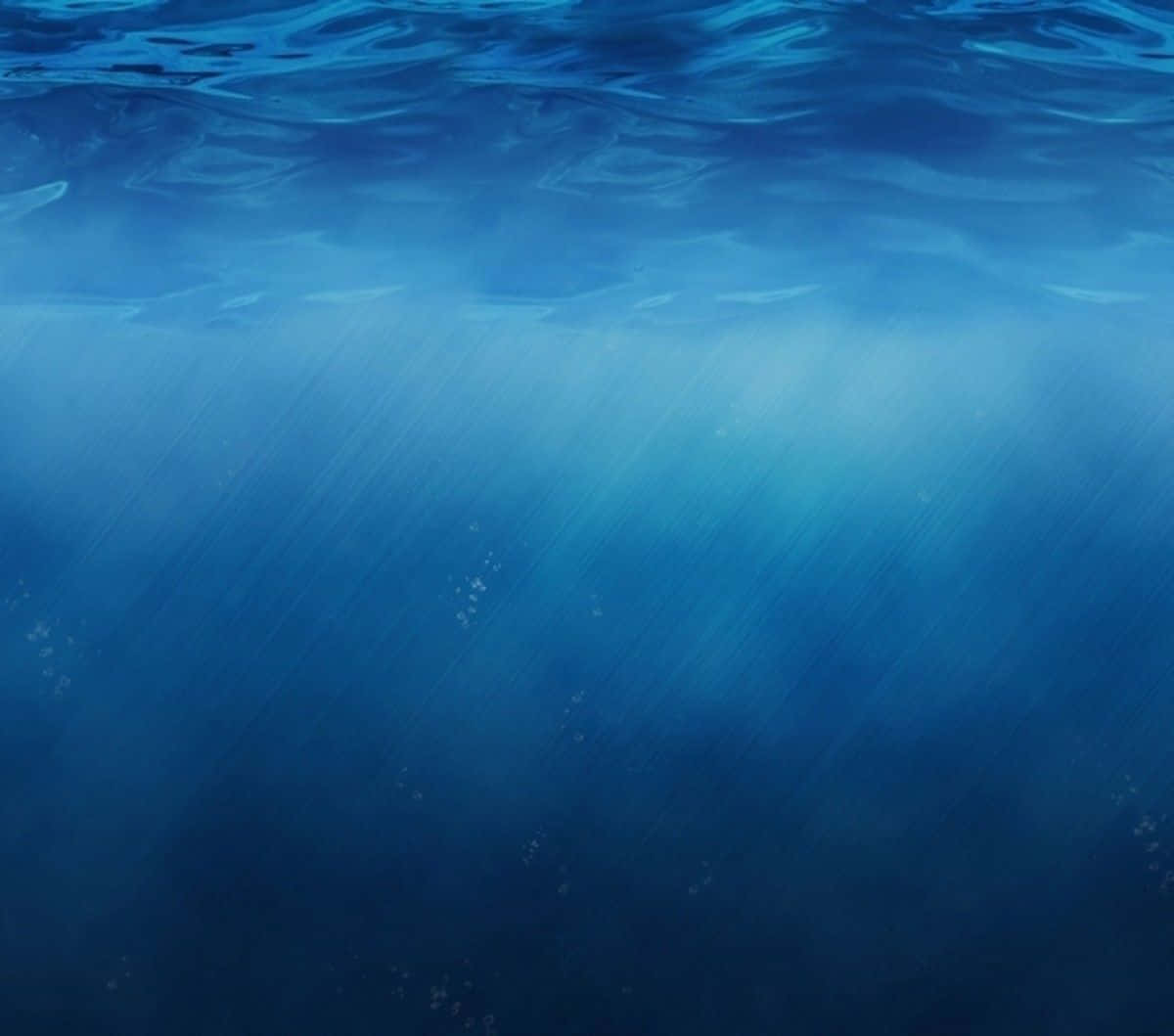陽光穿過海面，水下有浮動的氣泡。
