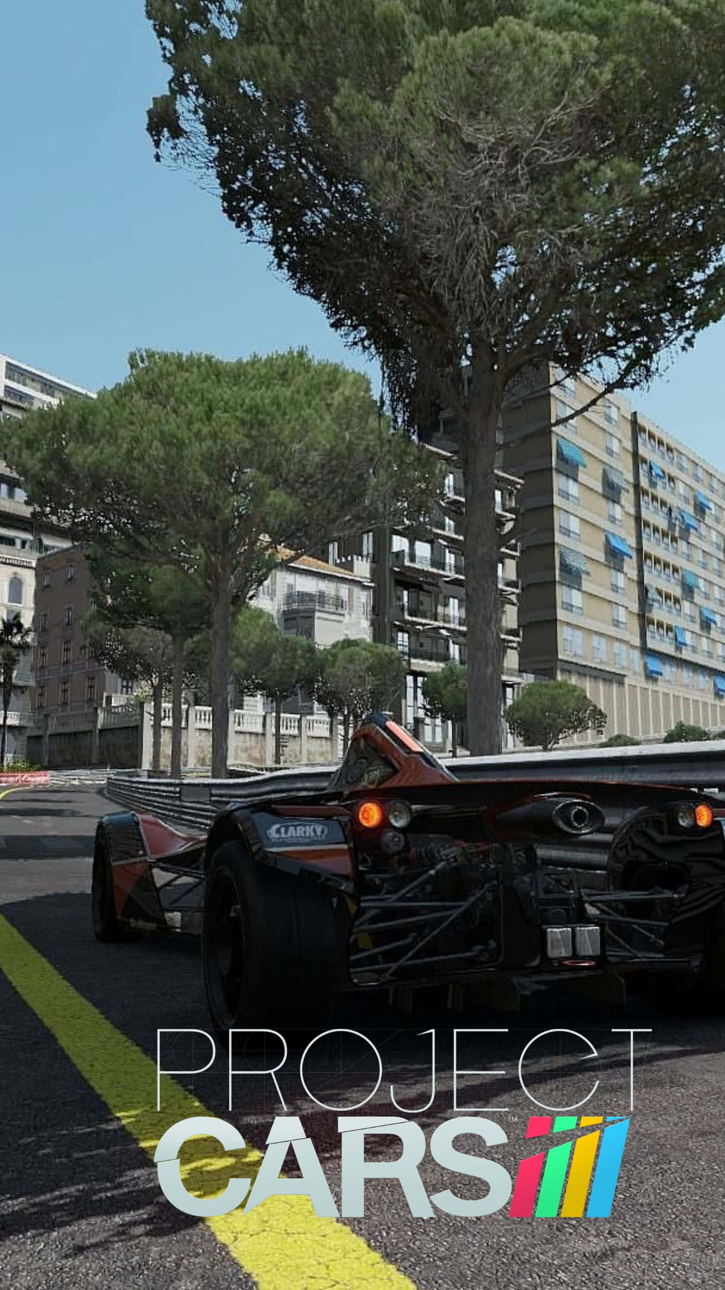 Android版Project Cars，高強度賽車體驗 壁紙 — 一輛時尚的黑色和橙色賽車在陽光明媚的城市賽道上疾馳，賽道兩旁是高聳的樹木和公寓大樓。
