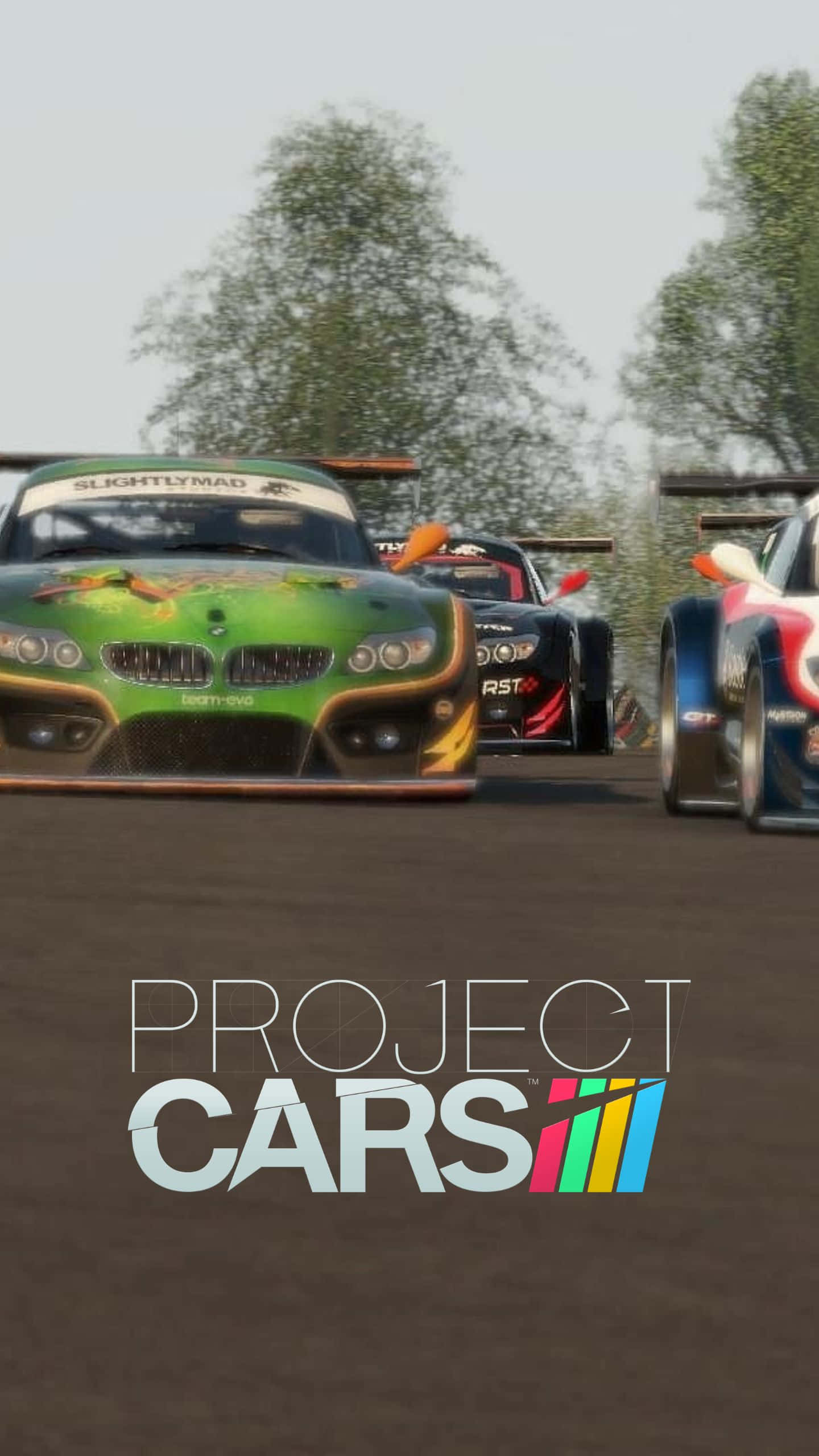 Android版Project Cars遊戲自訂載入畫面 壁紙 — 三輛賽車在明亮的天空下，沿著賽道飛馳，背景有樹木。