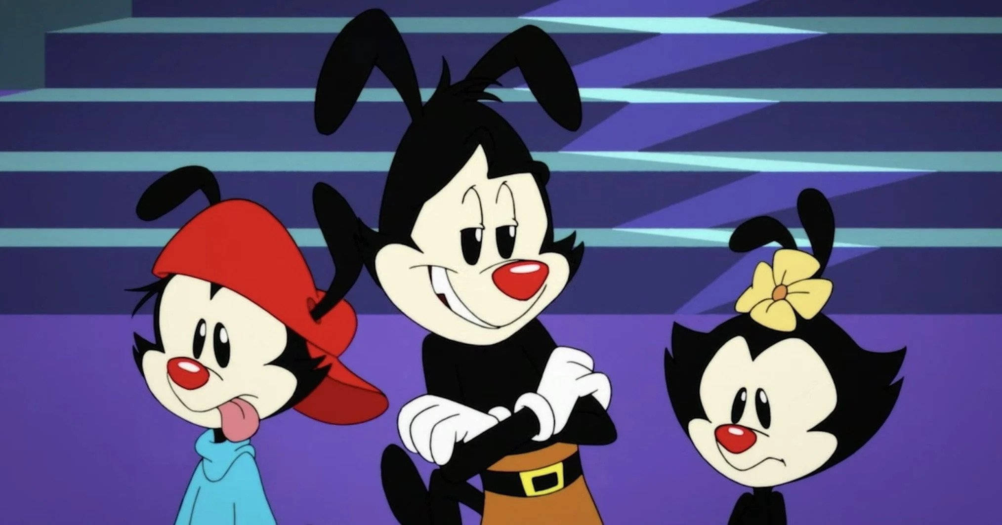 動畫《Animaniacs》華納三胞胎場景 壁紙 — 三個黑色頭髮、紅色鼻子的卡通人物站在紫色和藍色條紋背景前。