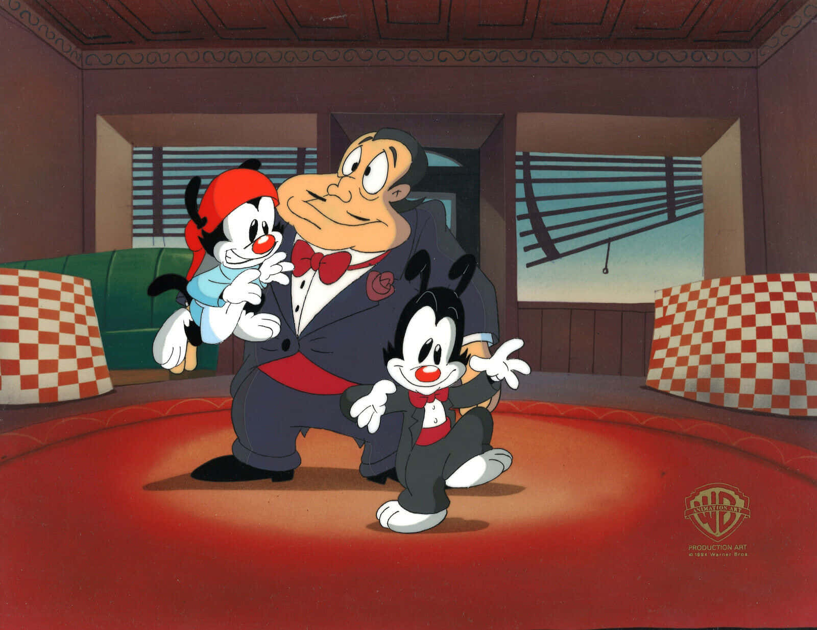 Animaniacs 展現創意本色 壁紙 — 三個身穿西裝的卡通人物在一個光線溫暖、帶有格子圖案軟墊和木質飾邊的房間裡愉快地擺姿勢。