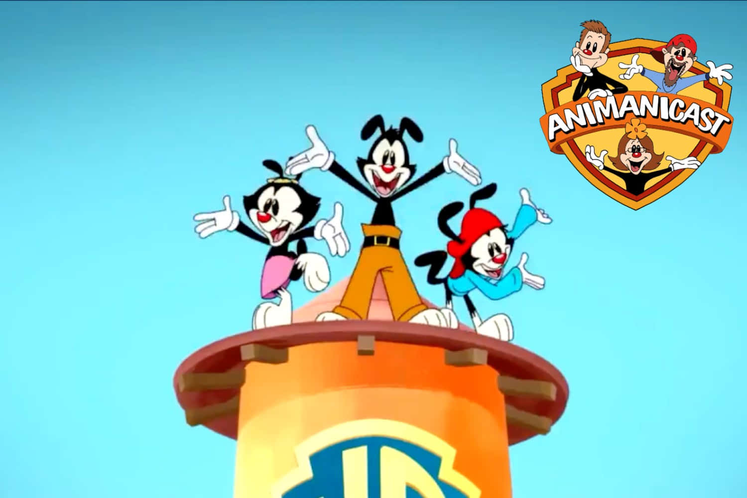 Animaniacs 登場啦！ 壁紙 — 三個卡通角色在晴朗的藍天下，愉快地站在華納兄弟塔頂上擺姿勢。