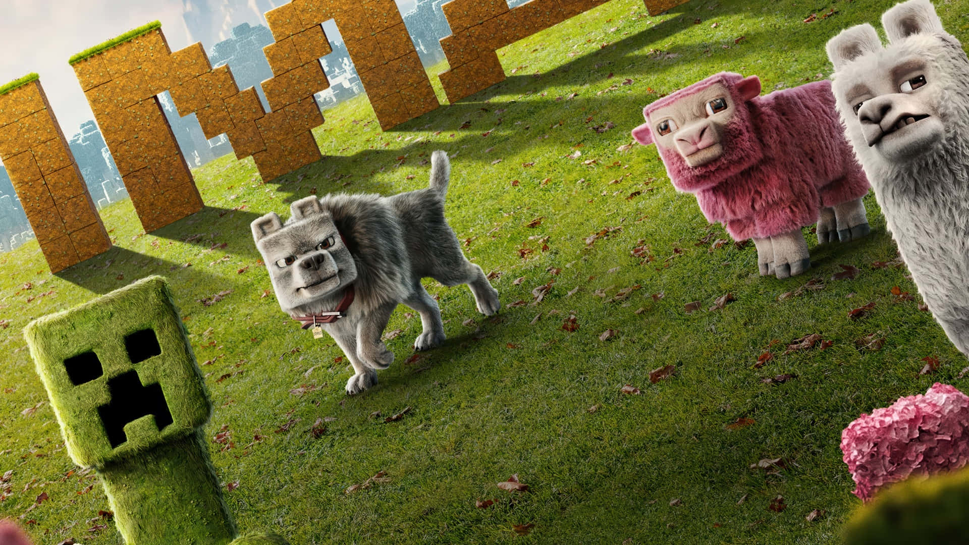  壁紙 — 動畫Minecraft角色，包括一個草叢爬行者、一隻狗、一隻粉紅羊和一隻羊駝，站在一個有塊狀結構背景的草地上。