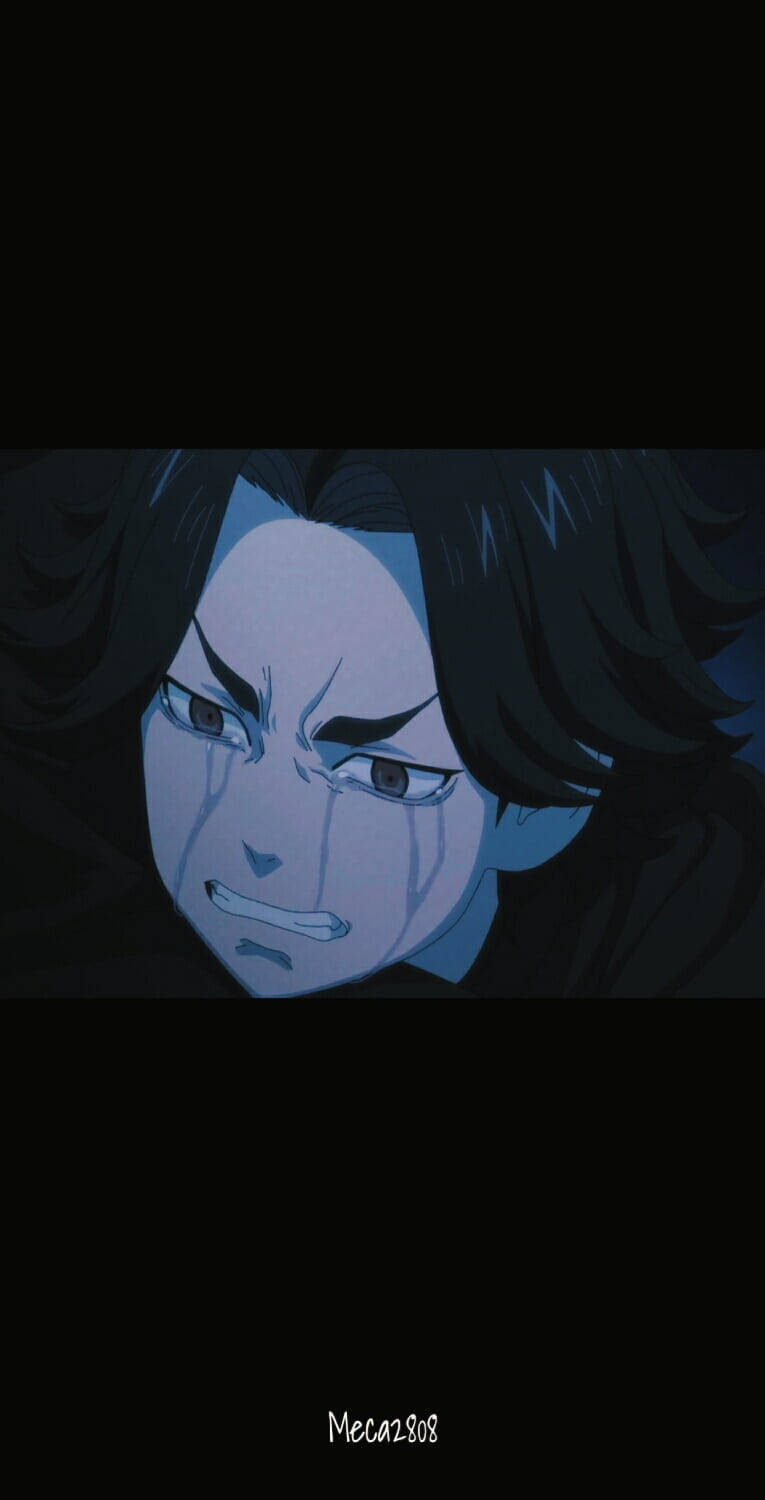 擁有深色頭髮和銳利眼神的動漫角色，在藍色燈光下兇狠地瞪視。