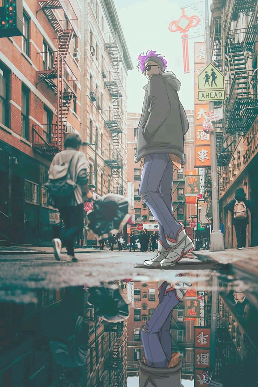  壁紙 — 一個紫色頭髮的動漫角色穿著連帽衫，站在城市街道的水坑中，水坑反射著霓虹燈招牌和磚砌建築。