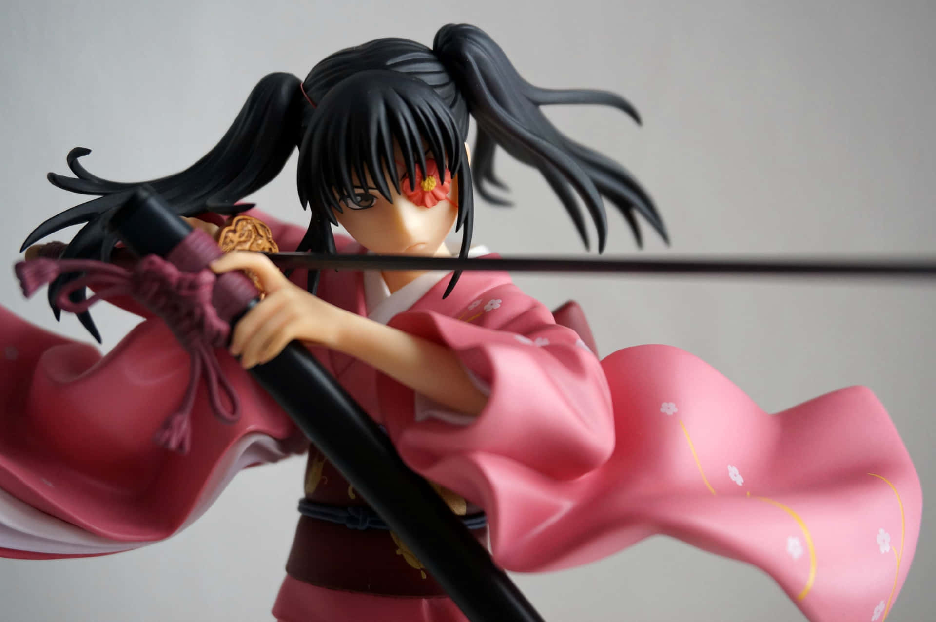  壁紙 — 穿著粉紅色和服的戰士少女動漫人偶，揮舞著武士刀，布料動態飄逸。