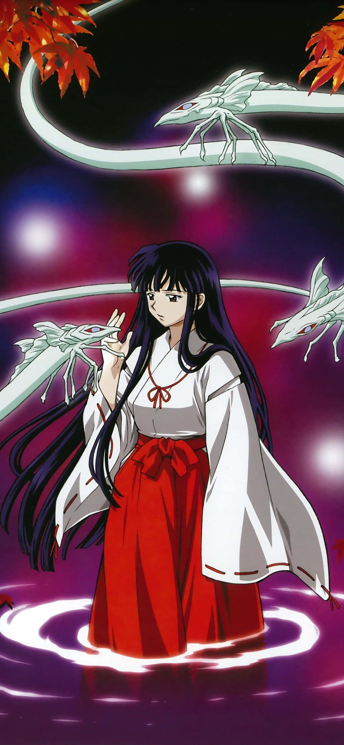 Inuyasha And Rin 桌布 壁紙 — 一位穿著紅白和服的年輕動漫女孩站在發光的水中，被幽靈般的白龍包圍，在繁星點點的紫色天空下，伴隨著秋葉。