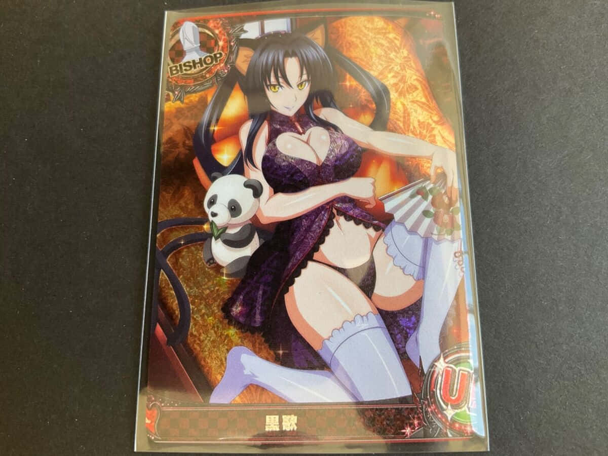  壁紙 — 動漫女孩穿著紫色內衣，在火熱的金色背景前拿著扇子和熊貓毛絨玩具。