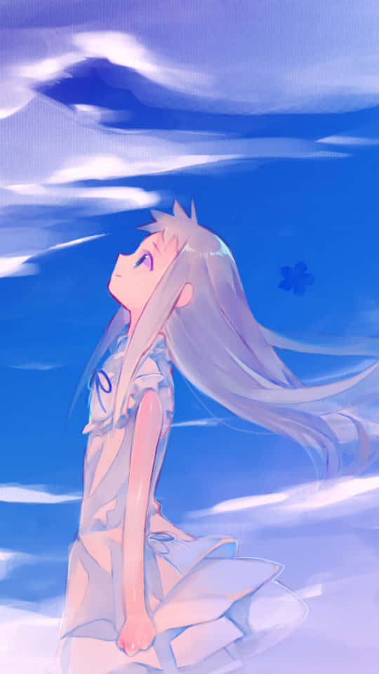 銀色長髮的動漫女孩仰望有白雲的藍天。