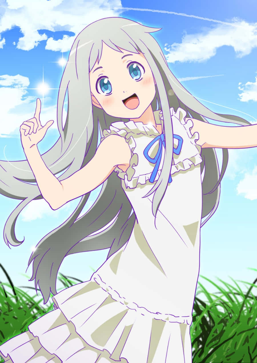 《Anohana》——友誼長存！ 壁紙 — 一位銀髮藍眼的開朗動畫女孩，穿著白色連衣裙，在陽光明媚、白雲朵朵的藍天下燦爛微笑。