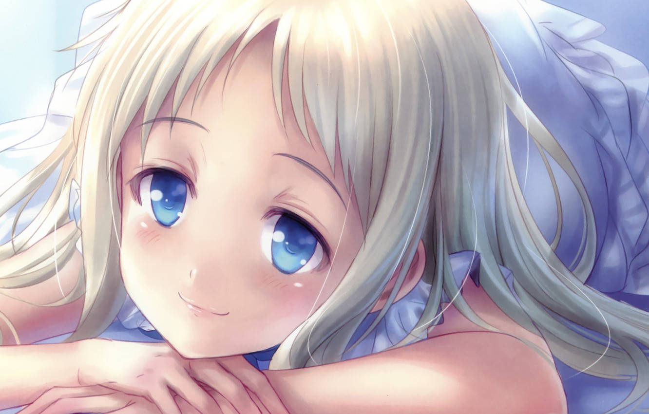 《Anohana》美麗的梅姆 壁紙 — 一個開朗的動漫女孩，銀色頭髮和藍色眼睛，輕輕微笑，下巴擱在手上。