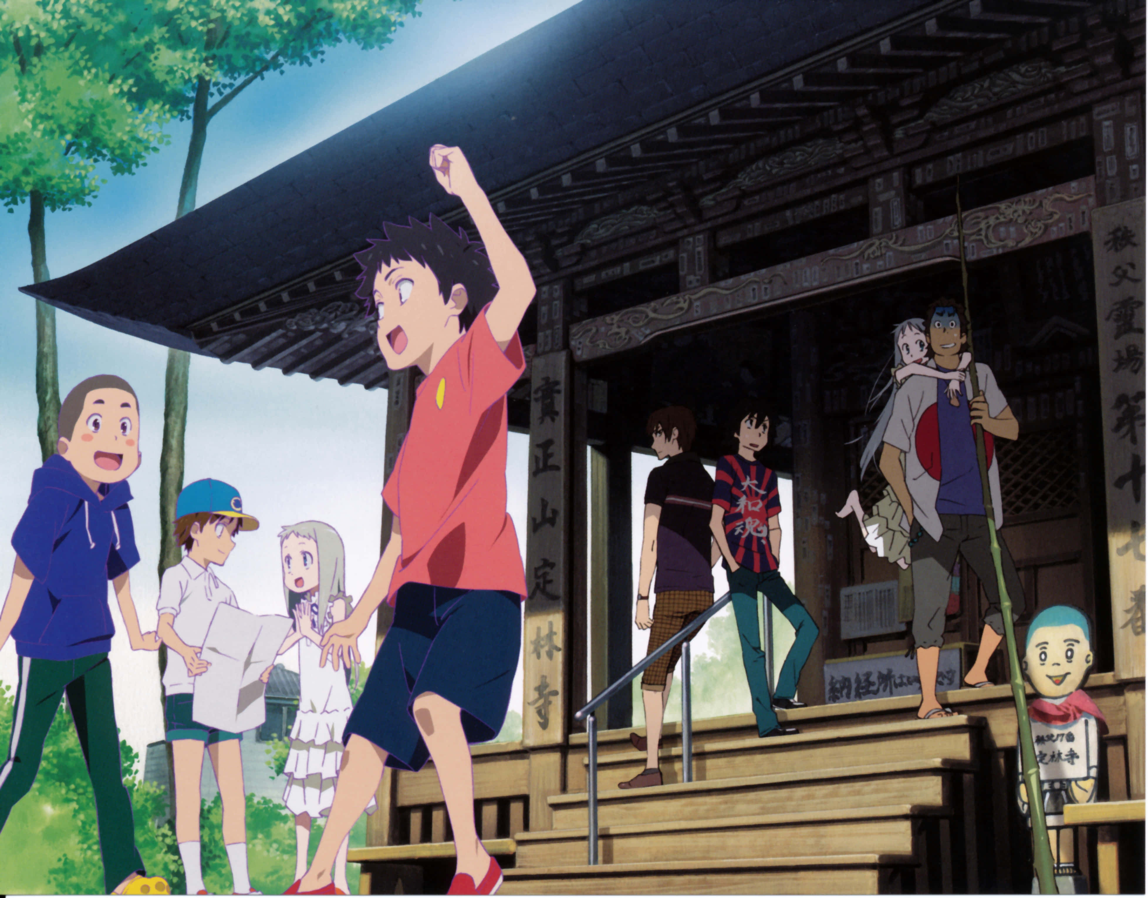 《Anohana》角色們聚首回憶童年 壁紙 — 一群動畫小孩在明亮的日光下，歡樂地聚集在傳統日本寺廟的入口處。