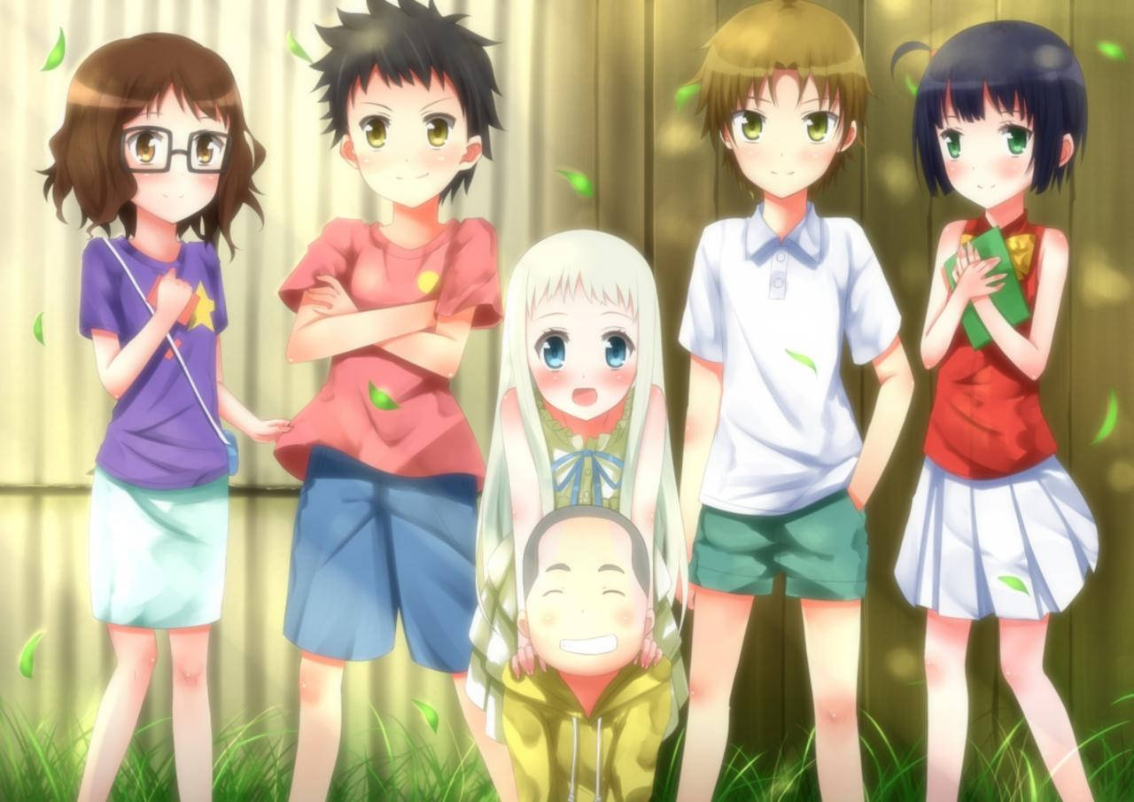 Anohana 集體成員的年輕版本 壁紙 — 五個動畫青少年站在陽光明媚的草地上，落葉飄飄，一個女孩頑皮地抱著一個男孩的頭。