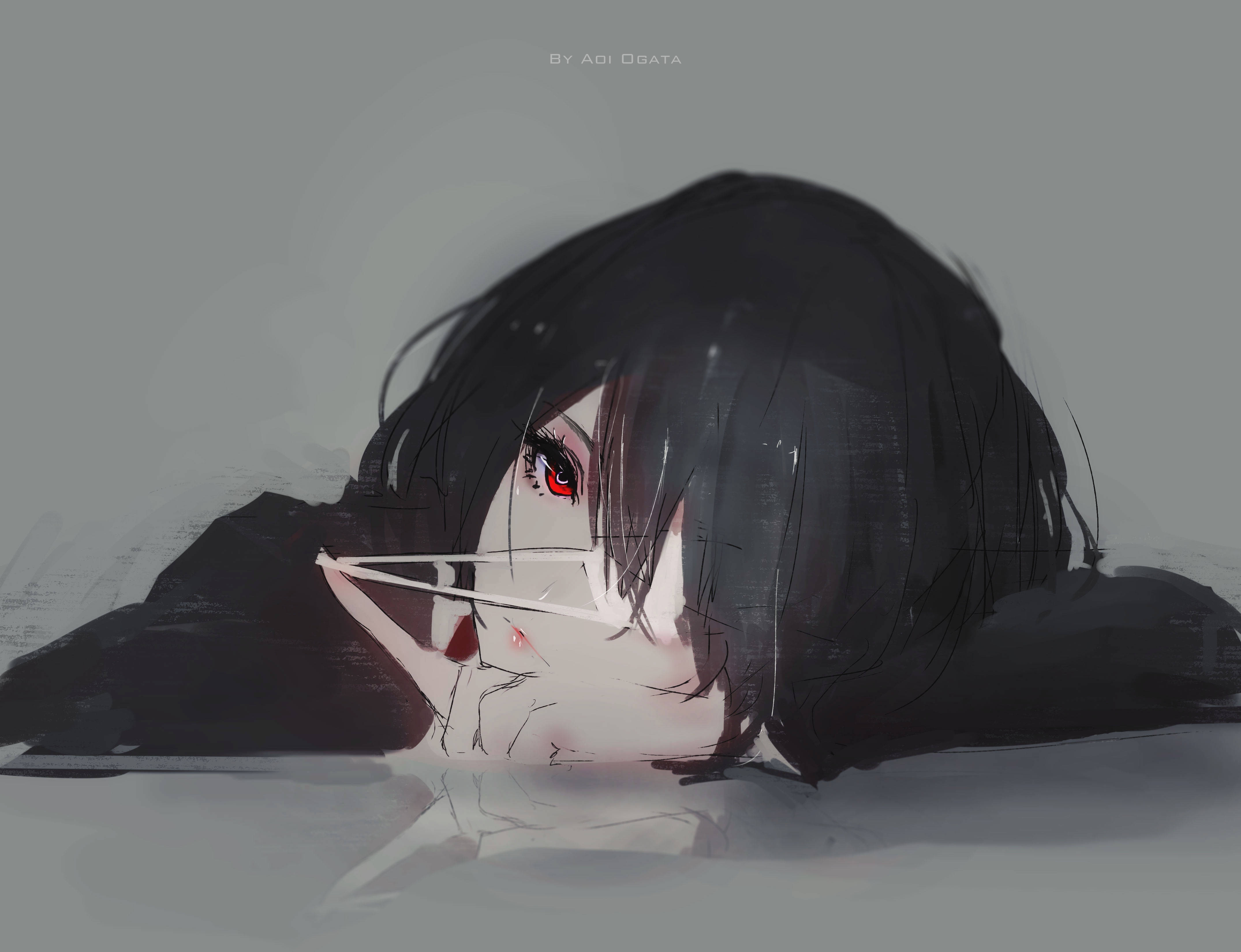 《Another》動畫中的美咲 壁紙 — 一個憂鬱的動漫女孩，黑髮紅眼，將頭靠在表面上，她的臉部分被白色面具遮蓋。