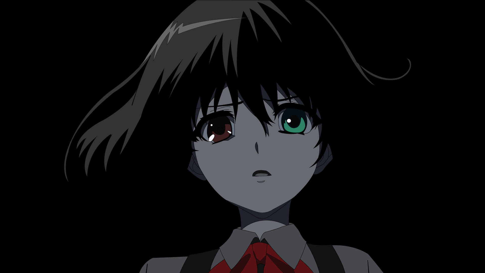 《Another》中紅藍雙色瞳的少女美崎梅 壁紙 — 一個近距離的動漫女孩，擁有異色瞳（一隻紅色一隻綠色），在黑色背景前戴著紅色領帶直視前方。