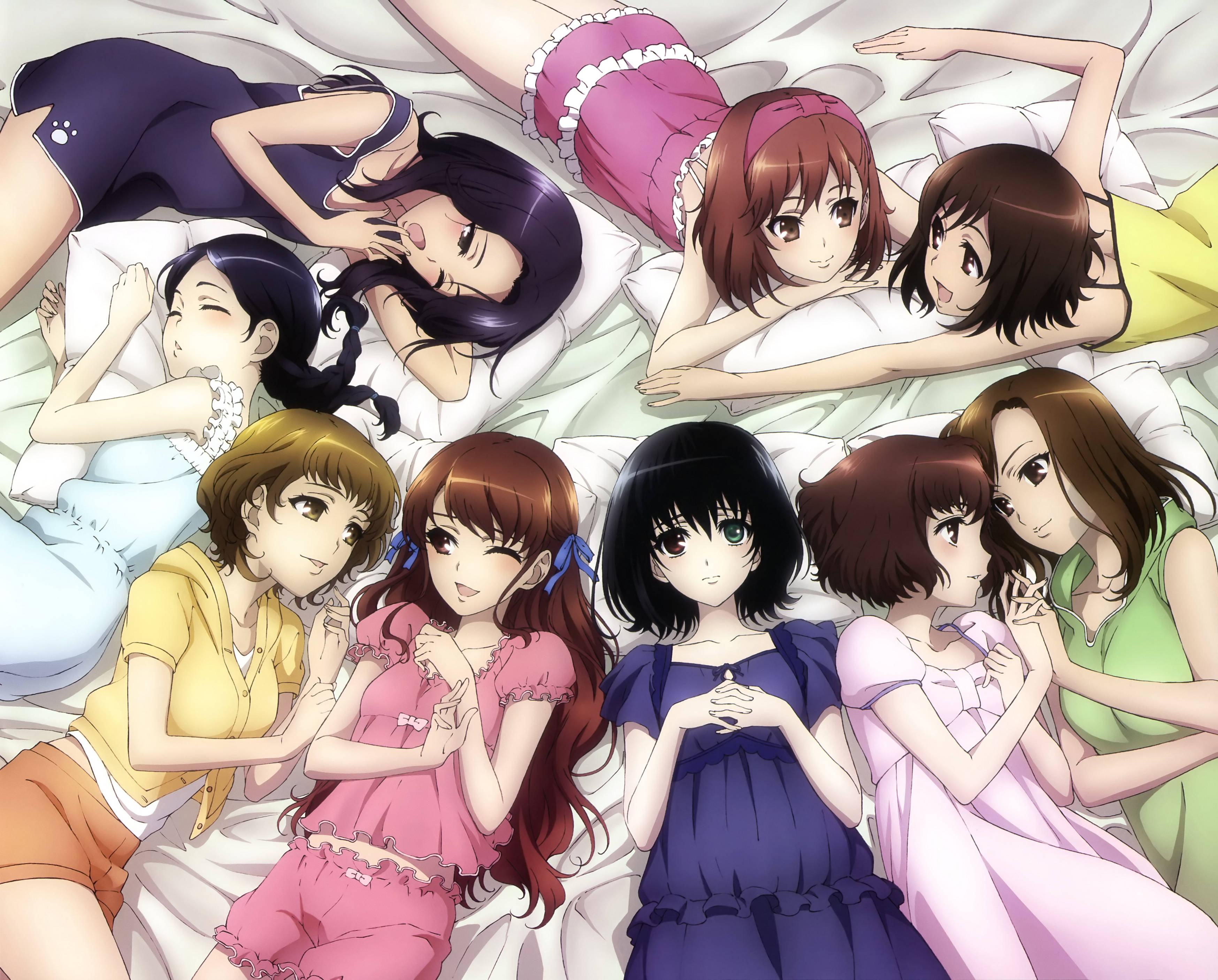 《Another》動畫系列中的所有女角色 壁紙 — 九個動畫女孩穿著彩色睡衣，在白色床罩上休憩和睡覺，營造出舒適親密的場景。