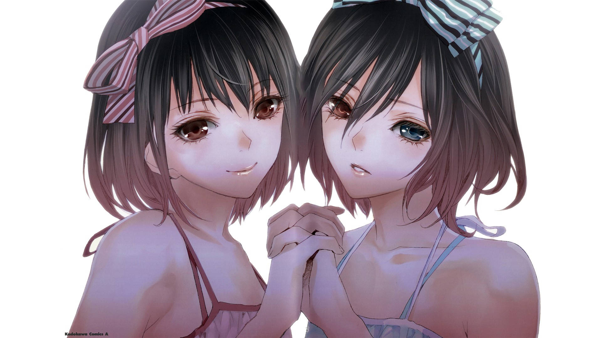 《Another》可愛的梅伊·美咲 壁紙 — 兩位深色頭髮、戴蝴蝶結的動漫女孩在純白背景前牽手，一位溫暖微笑，另一位溫柔凝視。