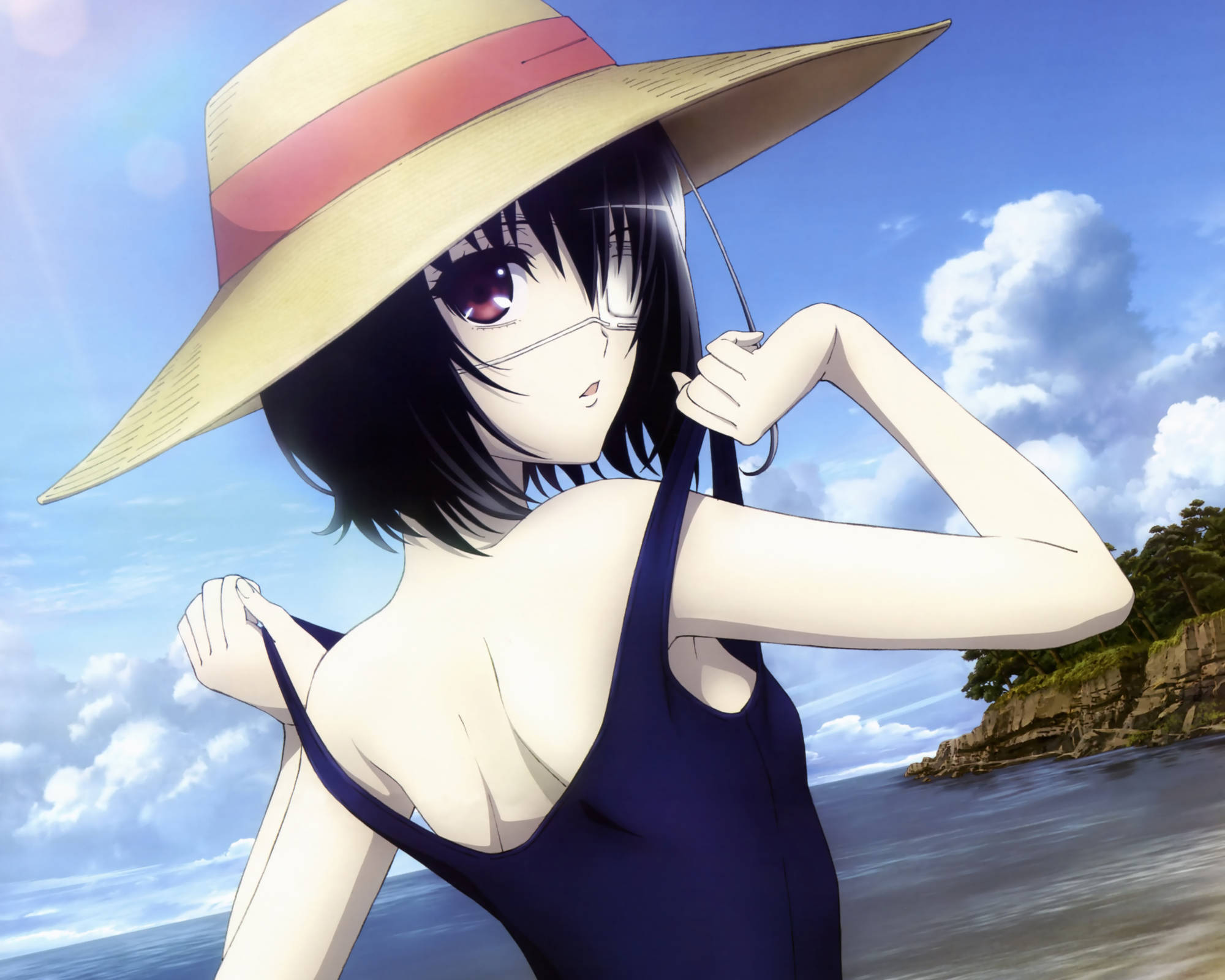 《Another》夏日時光 壁紙 — 戴草帽和藍色泳衣的動漫女孩站在海邊，天空湛藍，白雲朵朵。