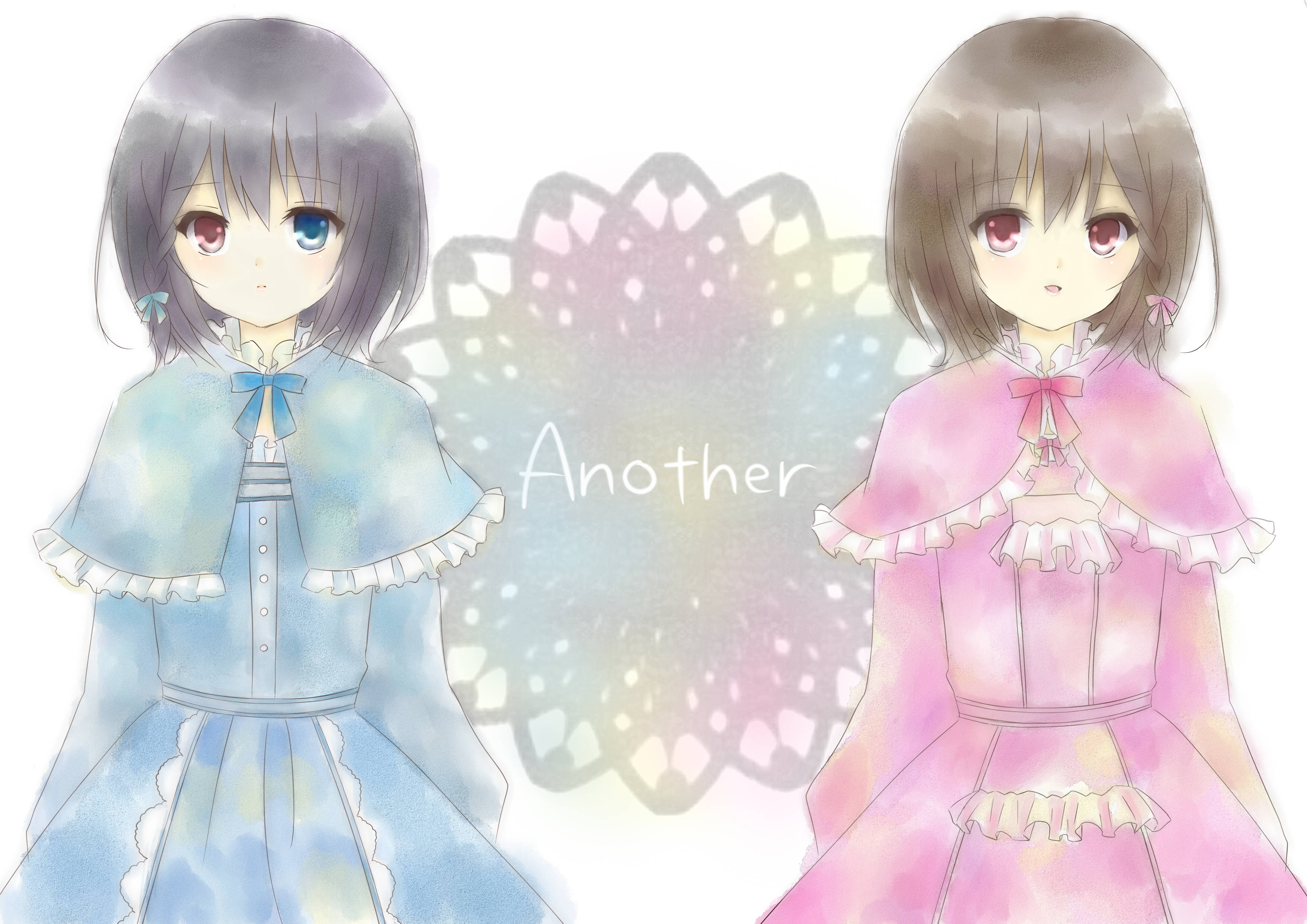 《Another》年輕的梅伊·美咲 壁紙 — 兩個穿著粉彩連衣裙的動漫女孩並肩站在柔和的發光蕾絲墊背景前。