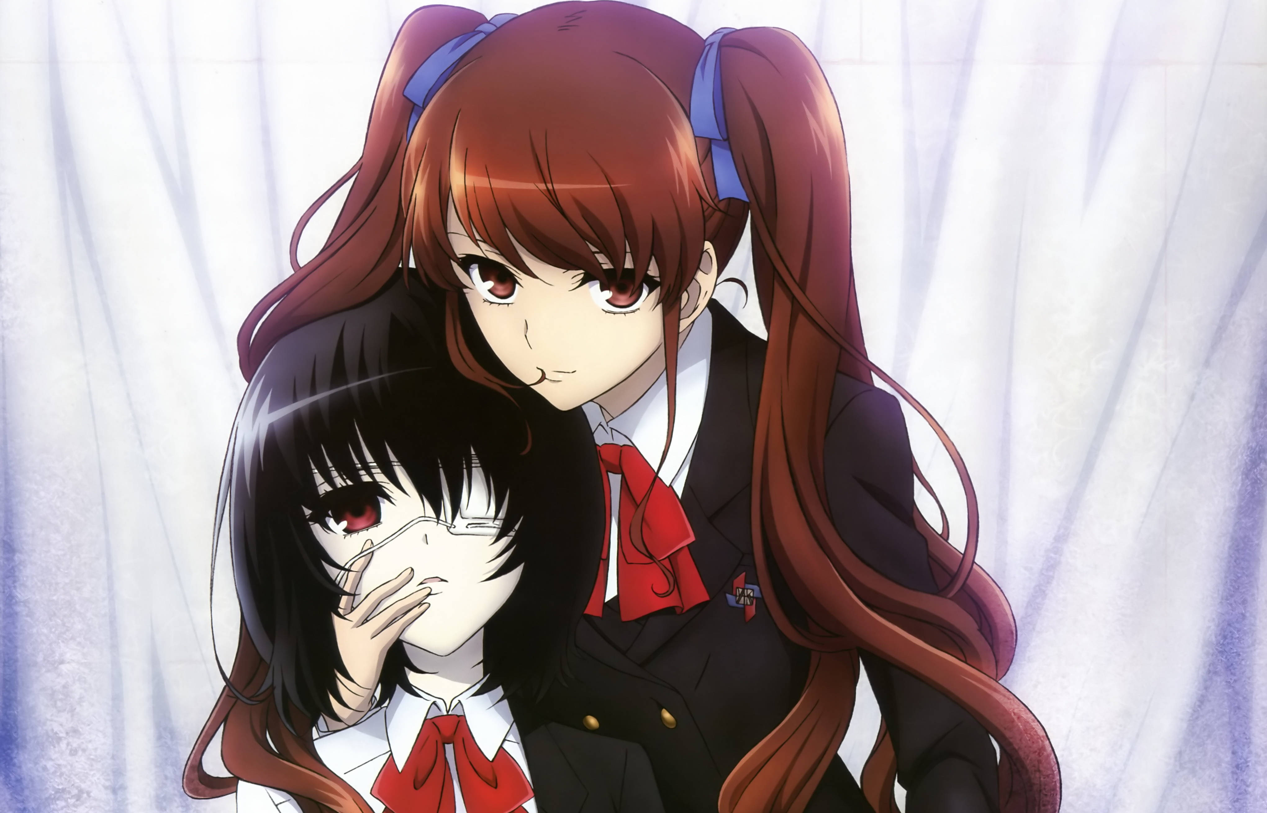 《Another》淺井與梅伊·美咲 壁紙 — 兩個穿著校服嘅動漫少女喺柔軟嘅白色窗簾背景下緊緊擁抱。