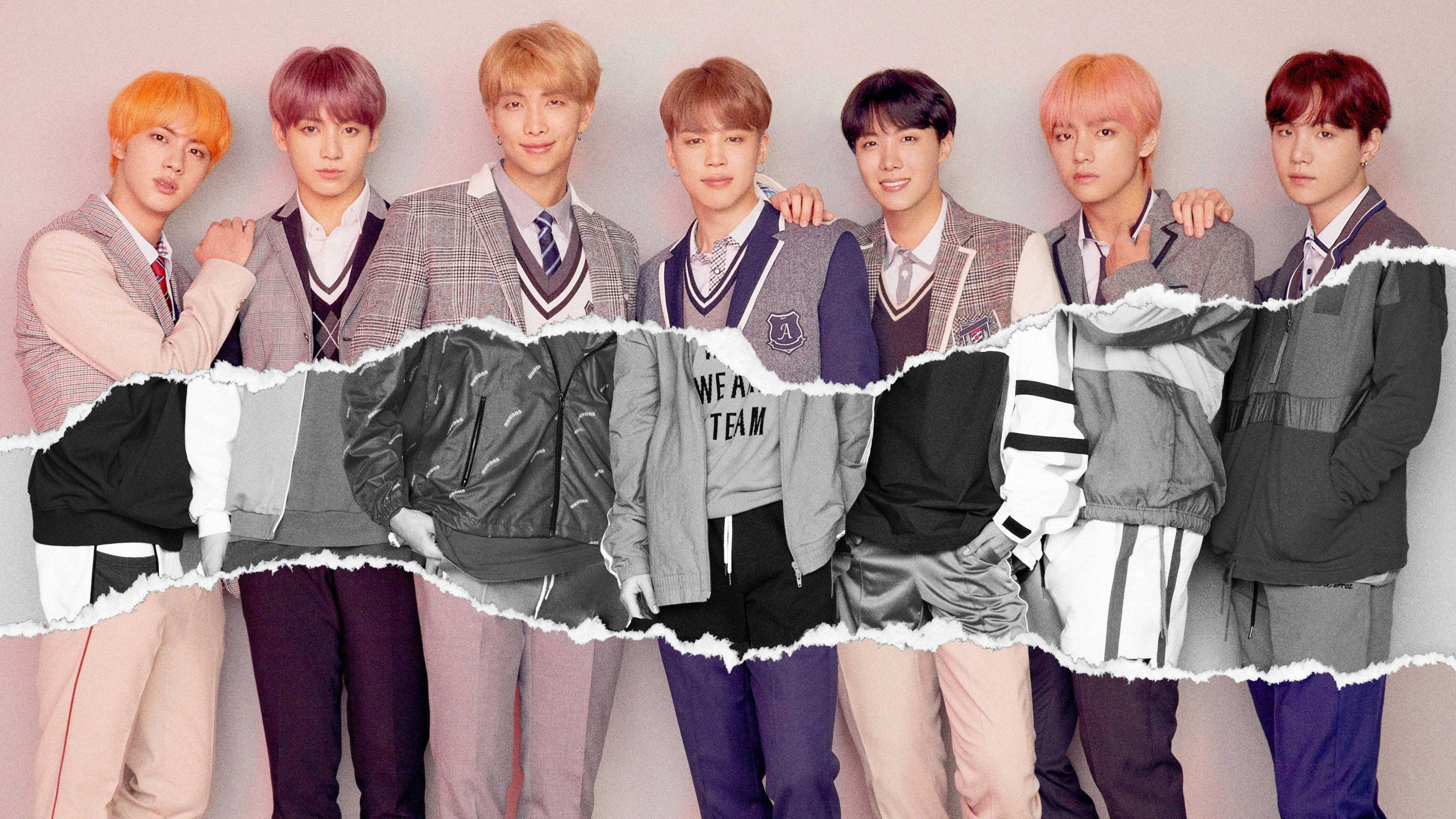 《Answer》L版概念預告酷炫BTS筆電壁紙 壁紙 — 七位年輕男子穿著時尚校服和外套，在柔和的粉紅色背景前自信地擺姿勢，帶有撕紙效果，露出他們的服裝。