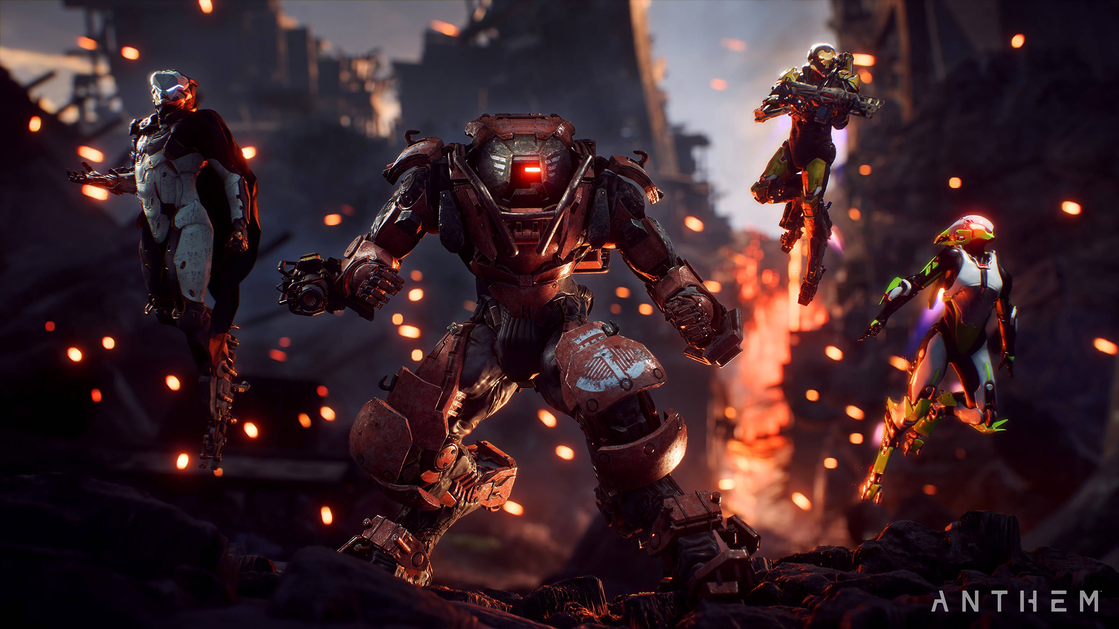 《Anthem》遊戲 4K 壁紙：矛式外骨骼在混亂中準備戰鬥 壁紙 — 四位身穿盔甲的戰士在熾熱餘燼中盤旋於廢墟城市上空，構成一個戲劇性的遊戲場景。