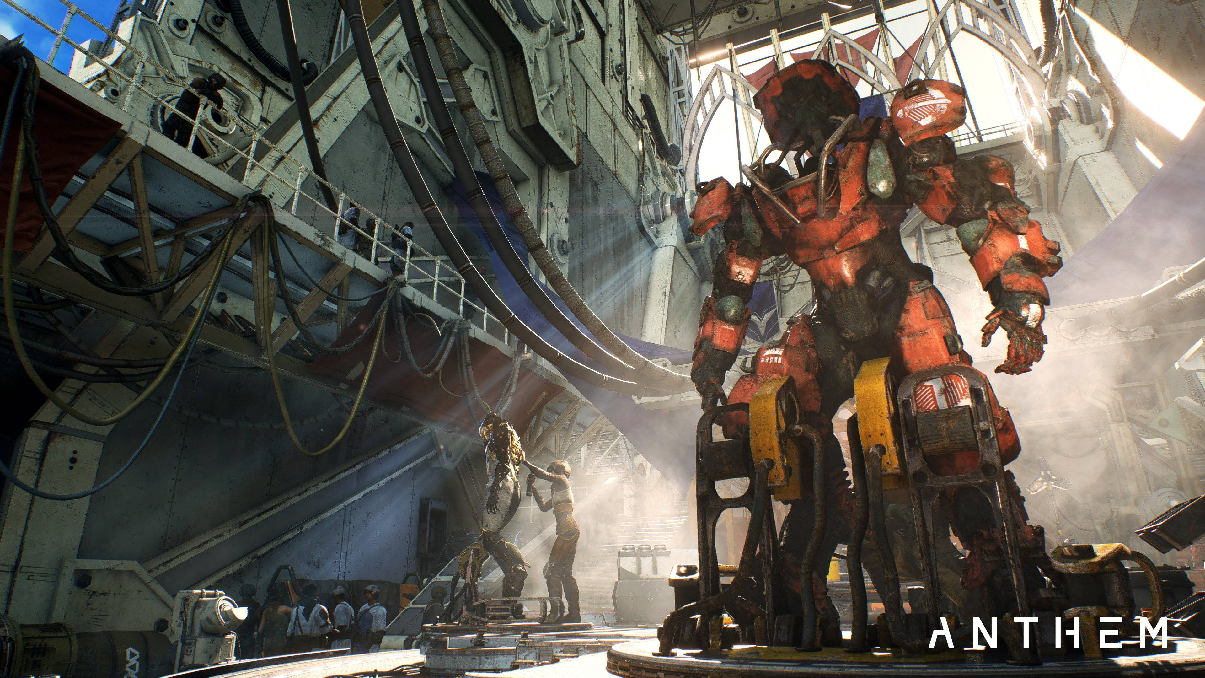 Anthem 4K 大型黃色機器人 壁紙 — 一部高聳的紅色裝甲機甲站在陽光普照的工業機庫中，工人們正在附近照料另一部機甲。