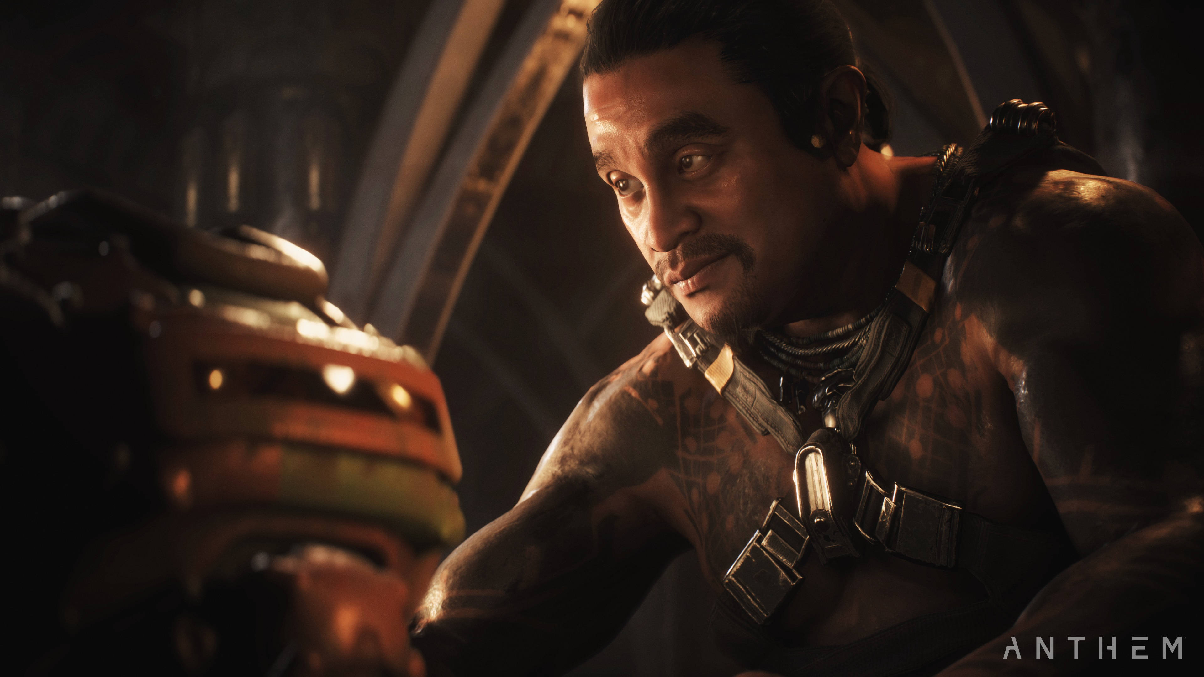 Anthem 4K 奧文·科利 壁紙 — 一個肌肉發達、有紋身的男人穿著未來裝甲，在昏暗的科幻駕駛艙中，在溫暖的環境燈光下凝視著。