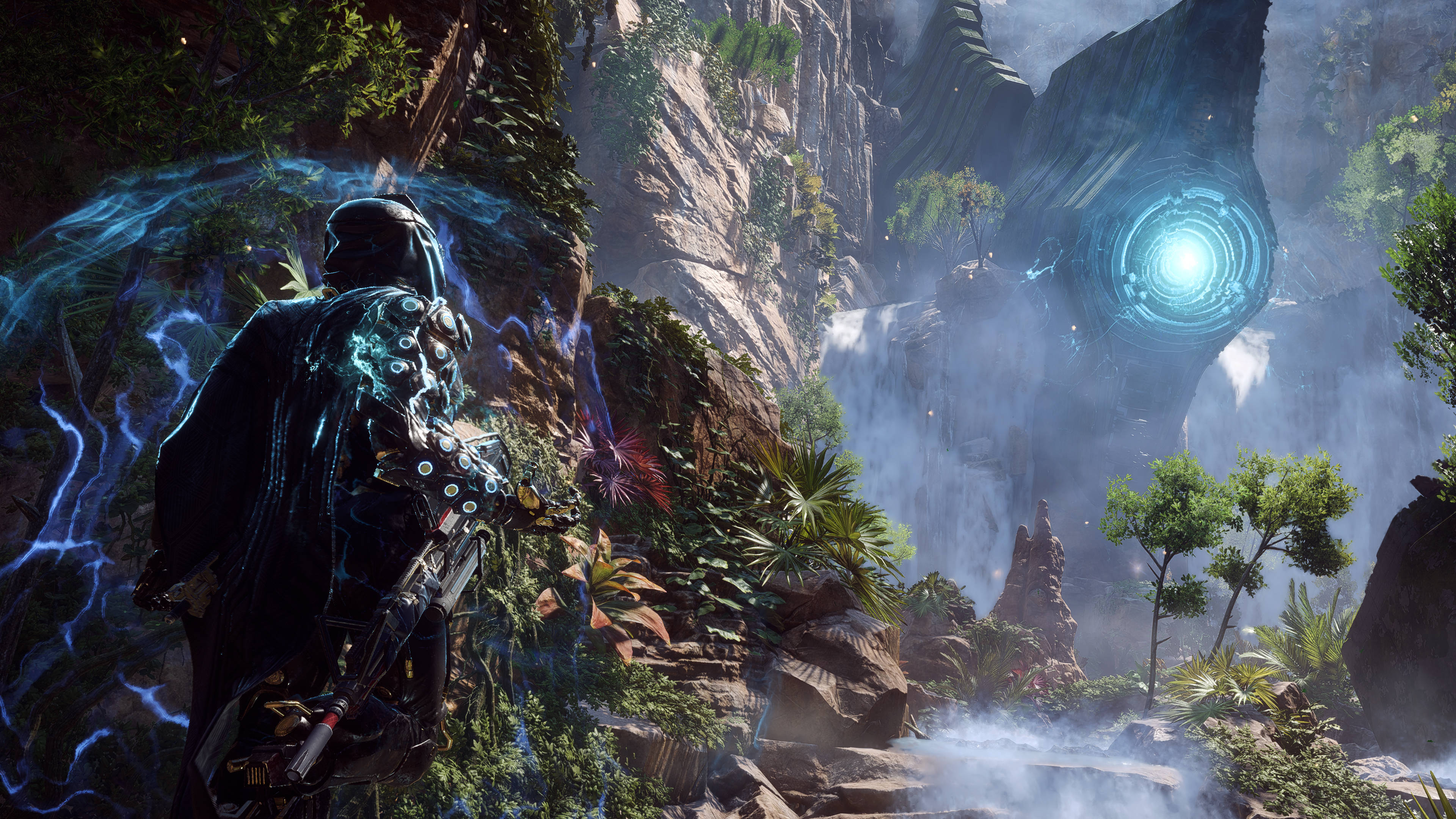 Anthem 4K 山坡遊戲場景 壁紙 — 一個披著斗篷的戰士站在茂密的叢林中，面對著嵌入懸崖的發光藍色傳送門。