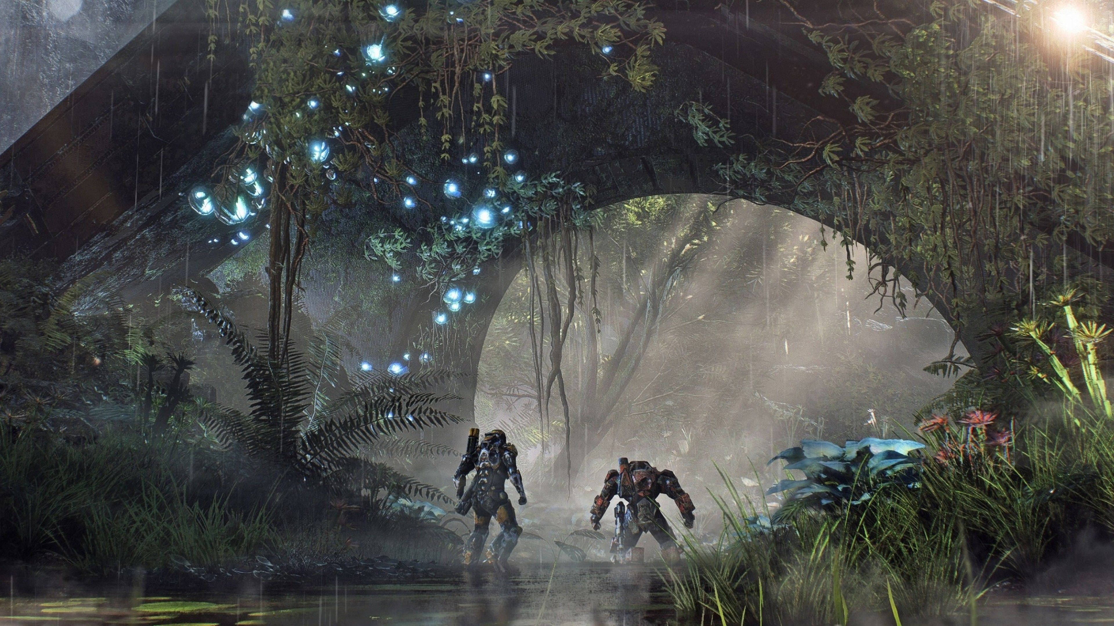 Anthem 4K 沼澤 壁紙 — 兩名裝甲戰士在雨中和發光拱門下穿過霧氣瀰漫的叢林，生物發光球體在頭頂漂浮。