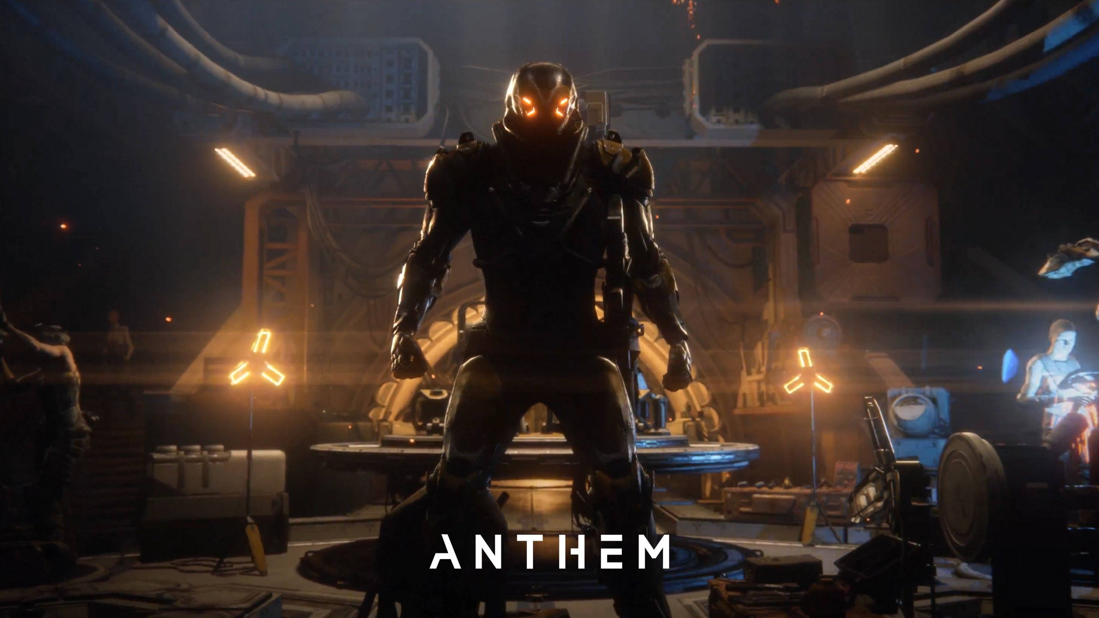 Anthem 4K 角色海報 壁紙 — 一個發光眼睛的裝甲人物站在一個昏暗的未來工作室，配有工業機械和溫暖的環境照明。