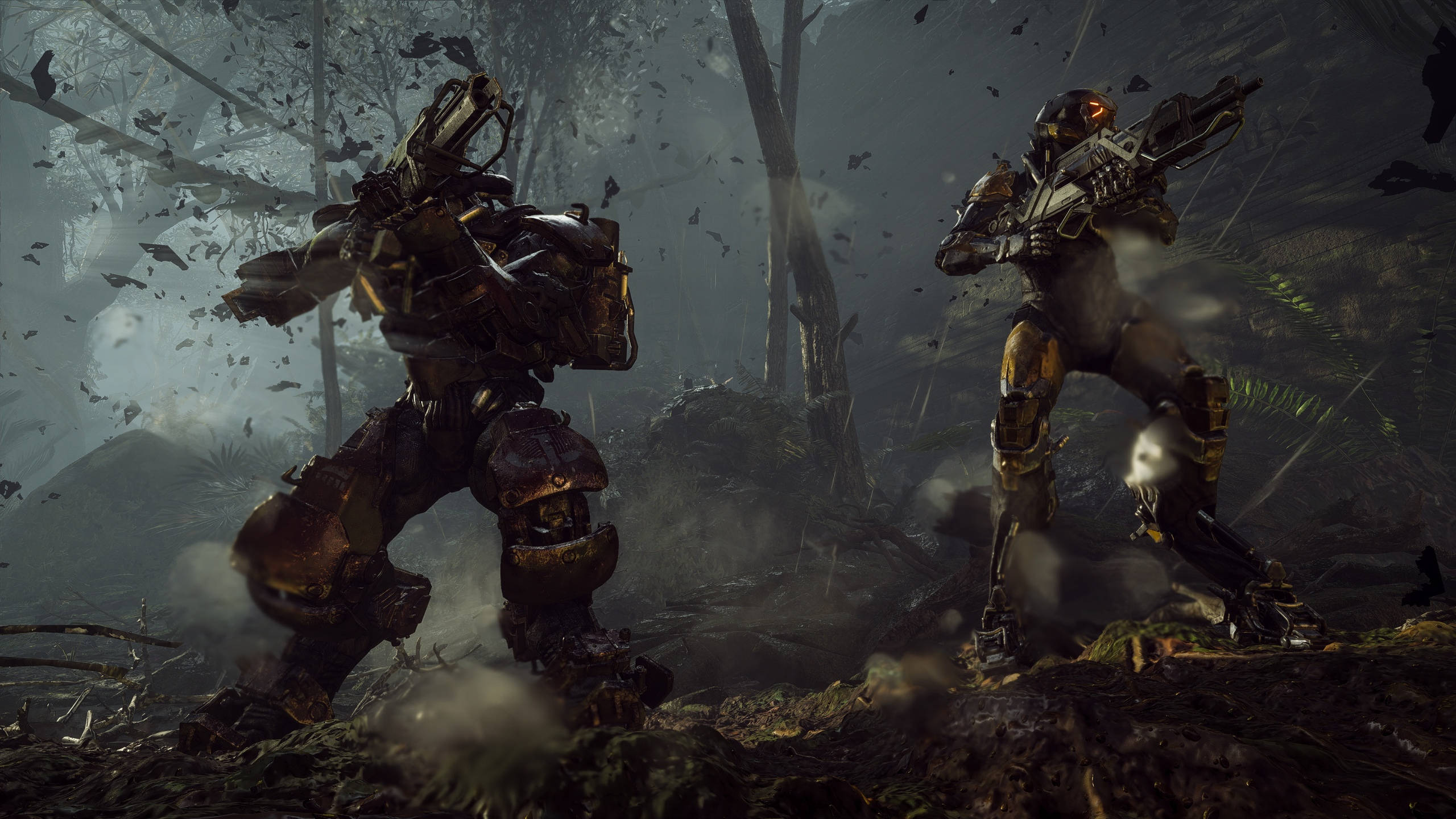 Anthem 4K 風暴角色 壁紙 — 兩名身穿裝甲的士兵在迷霧森林中交鋒，碎片飛揚，武器冒出濃煙。