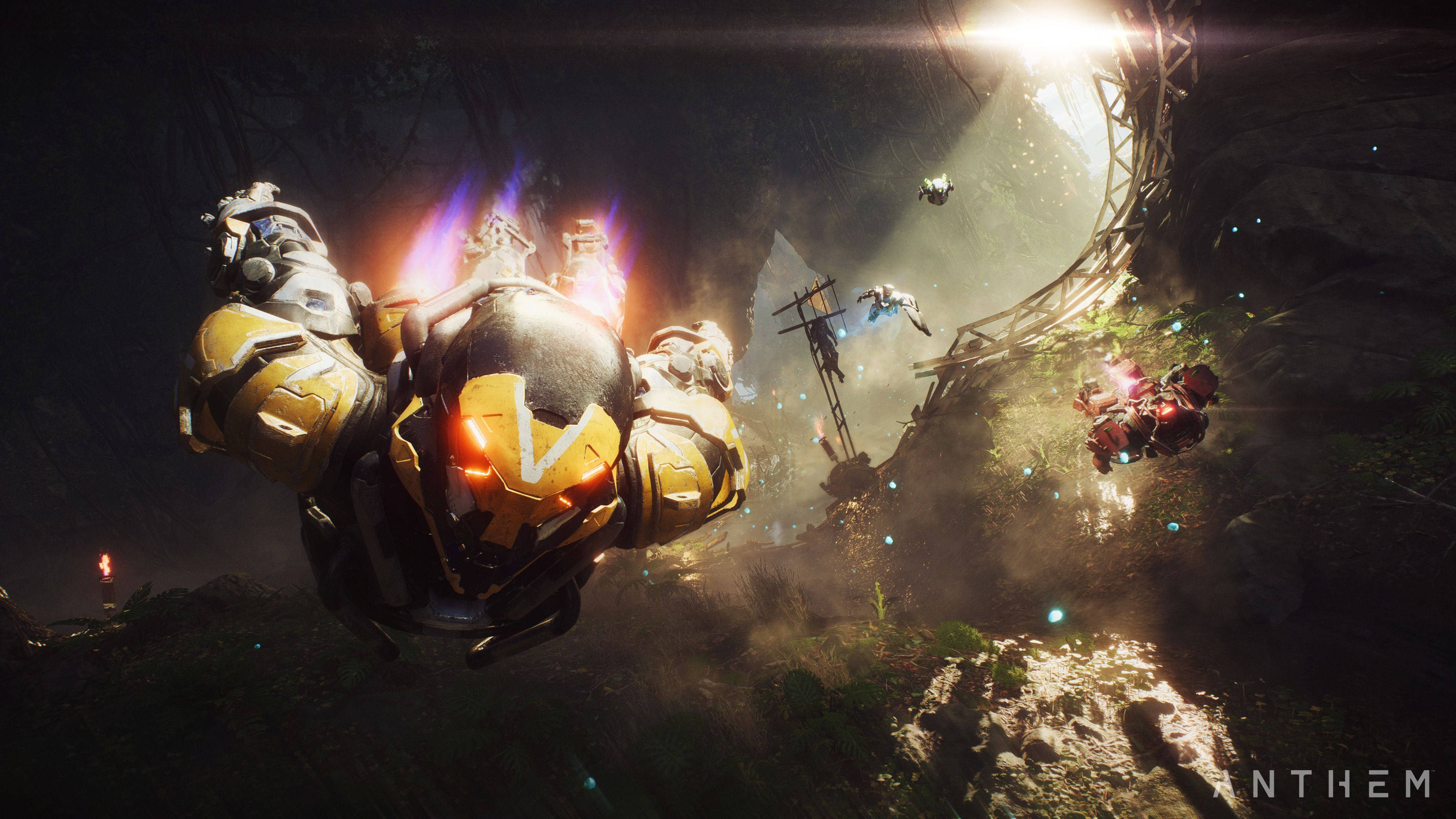 Anthem 4K 飛行角色 壁紙 — 一個發光的黃色裝甲身影在黑暗的森林峽谷中翱翔，光束穿透霧氣瀰漫的空氣。