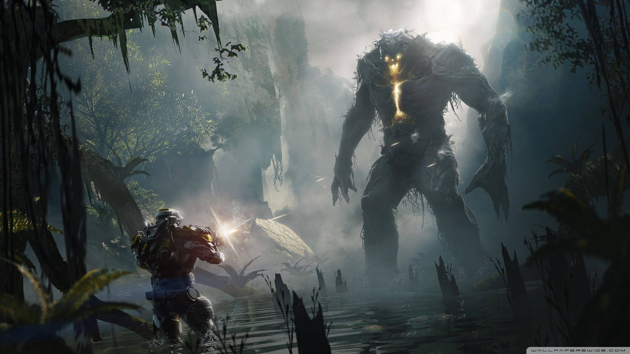《Anthem》科幻大戰：矛兵對抗敵人 壁紙 — 黎明時分，一名孤獨的裝甲戰士在霧氣瀰漫的沼澤中面對一個高聳發光的叢林怪物。