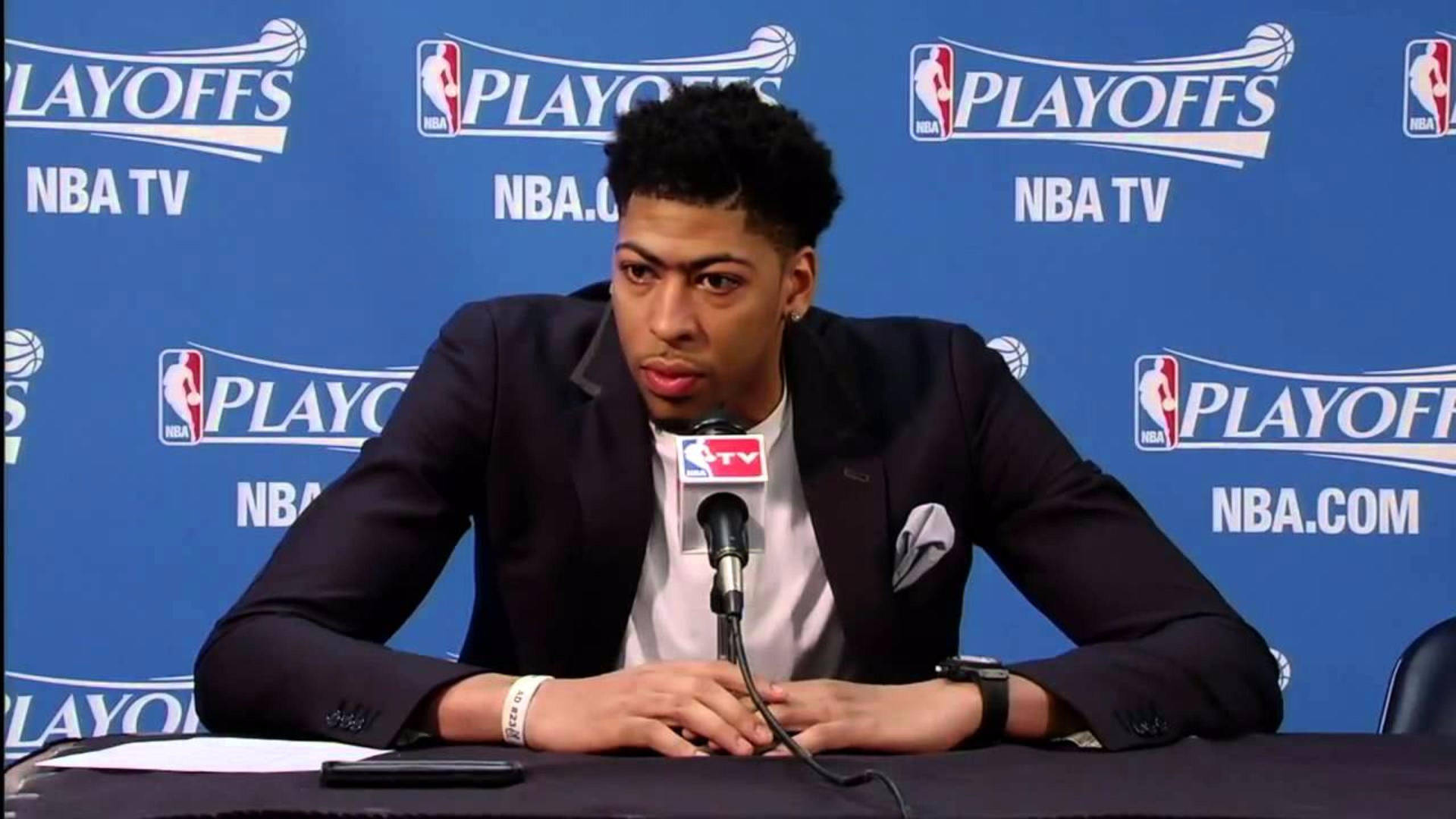 NBA籃球運動員在季後賽期間出席記者會。