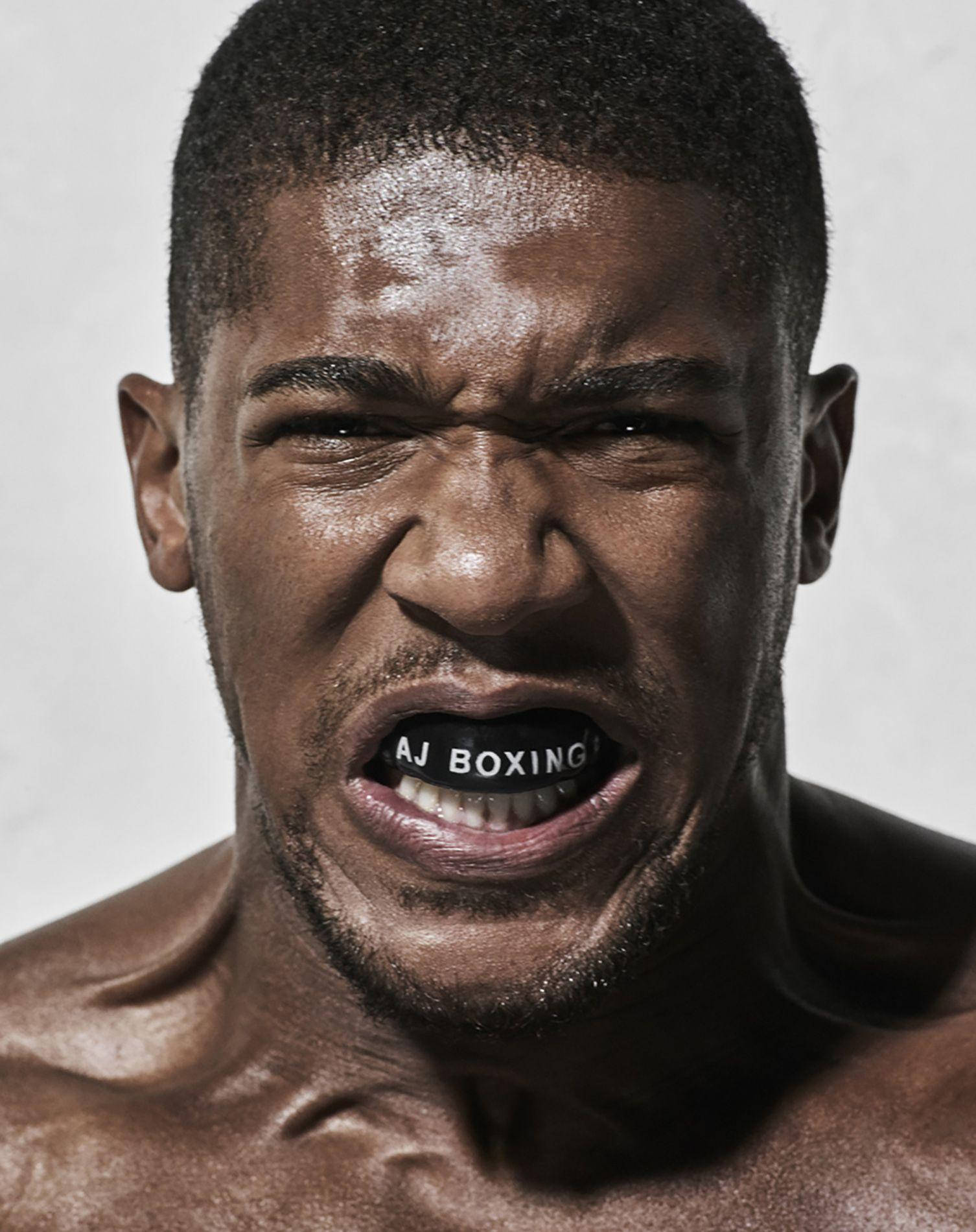 拳擊手，牙齒中有 'AJ BOXING' 文字，正在強烈咆哮