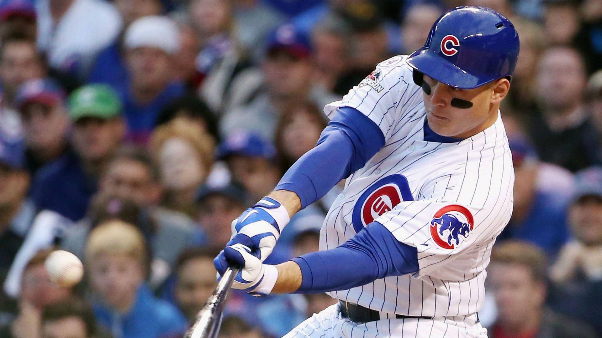 Anthony Rizzo 擊球動作放大 壁紙 — 芝加哥小熊隊的棒球手在擠滿觀眾的球場中，專注地揮棒，棒球從旁飛過。