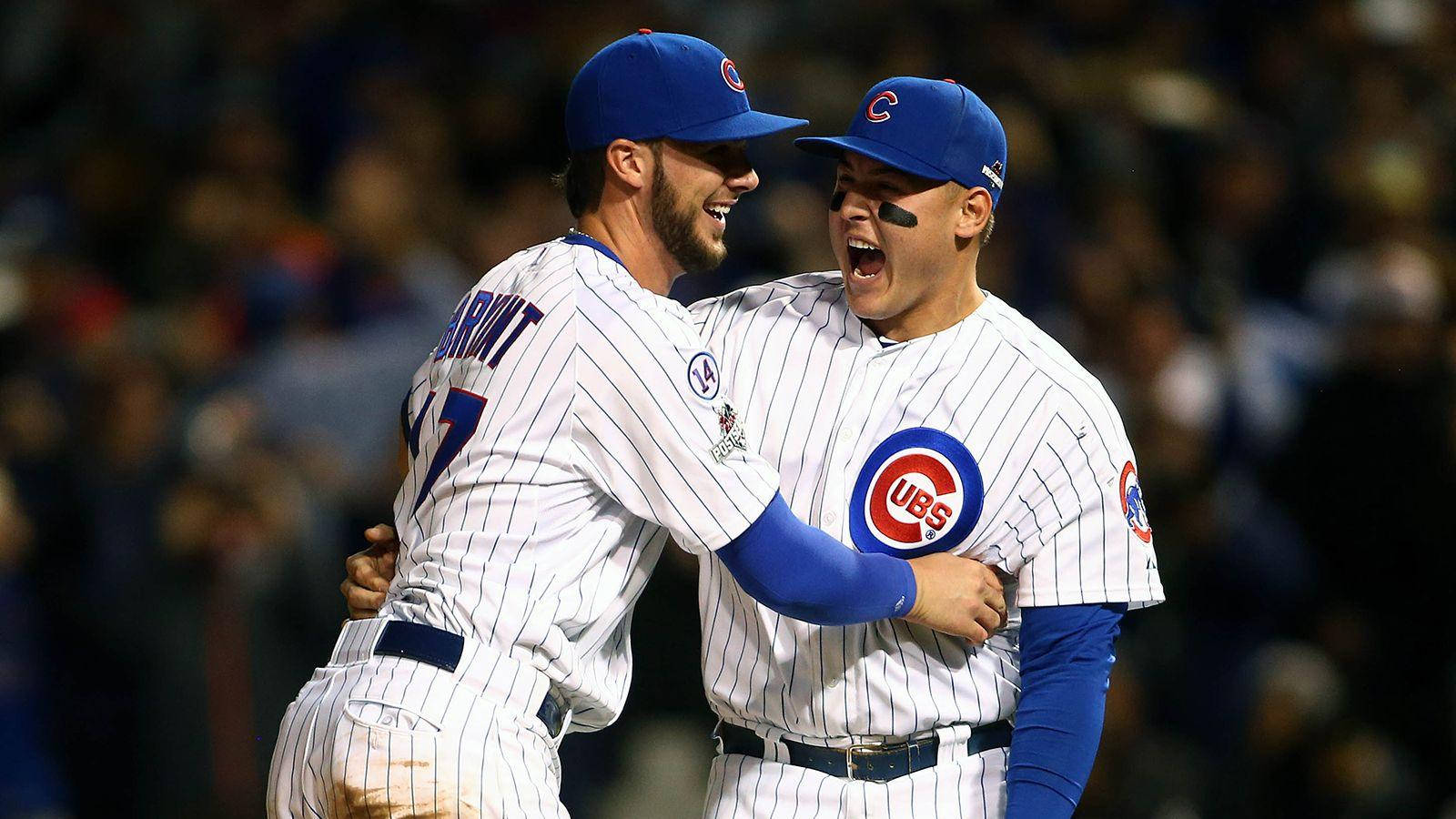 Anthony Rizzo 與 Kris Bryant 庆祝 壁紙 — 兩名芝加哥小熊隊棒球運動員在球場燈光下熱情慶祝，露出燦爛笑容並互相擁抱。