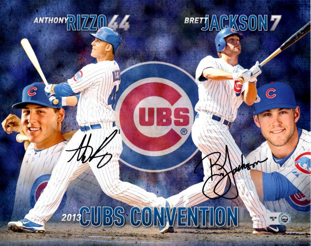 芝加哥小熊隊棒球運動員Anthony Rizzo和Brett Jackson的動作姿勢、球隊標誌和簽名。