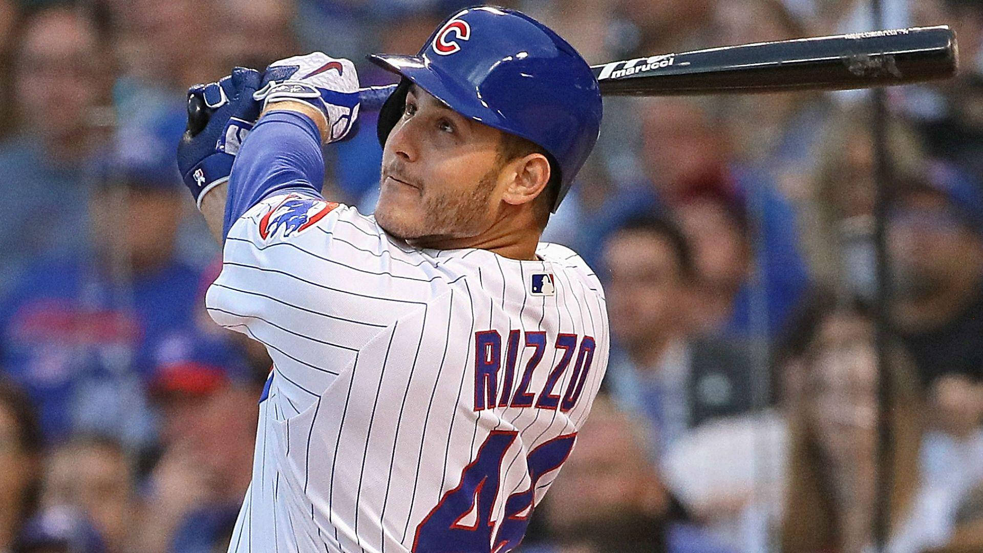 棒球手Anthony Rizzo在夜間比賽中揮棒。