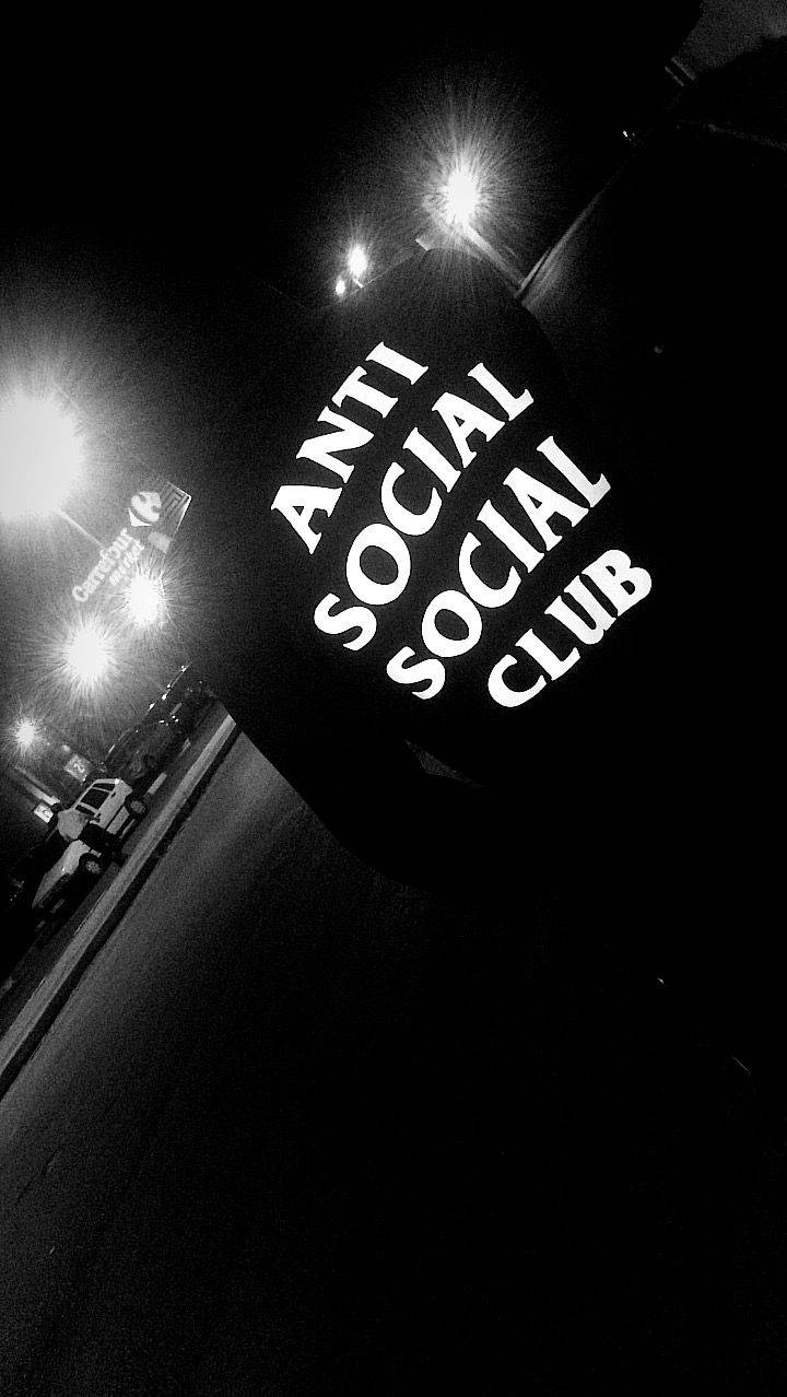 夜間黑暗街道上發光的「Anti Social Social Club」標誌。 — 俱樂部 壁紙