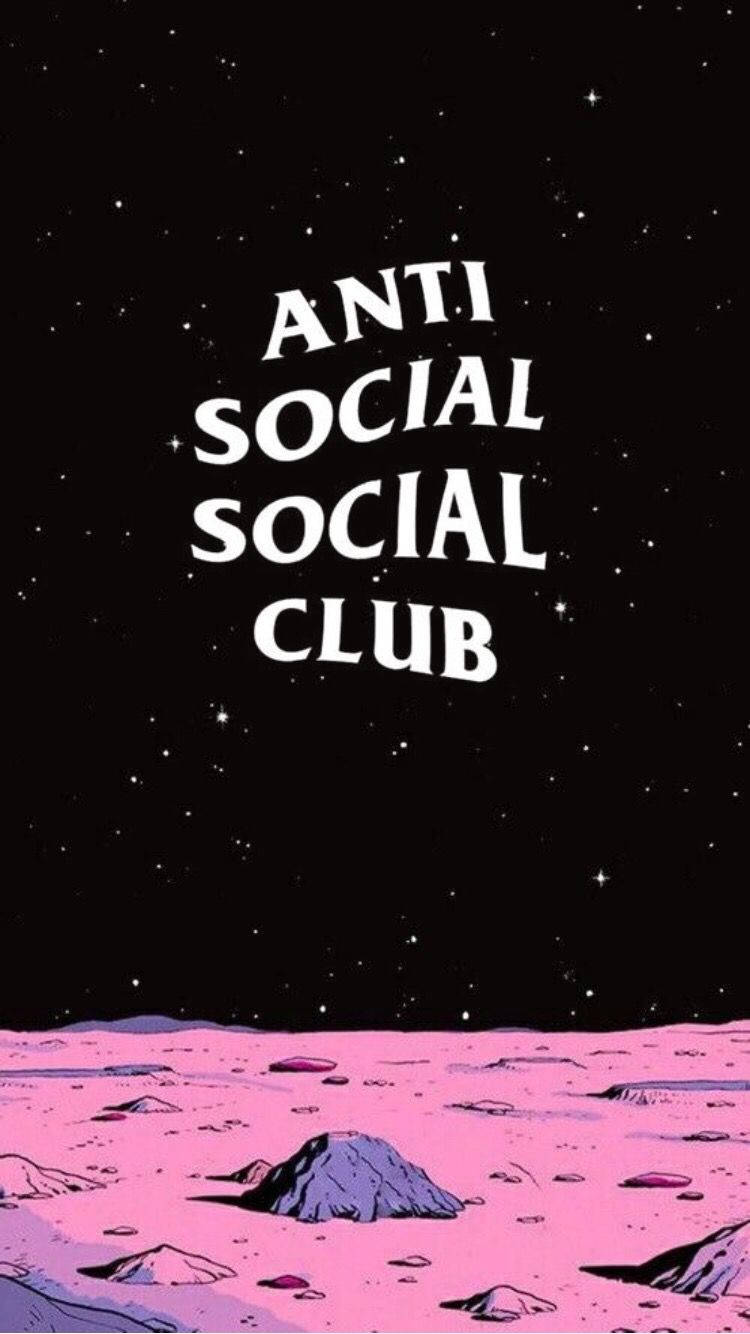 Anti Social Social Club粉紅外太空 壁紙 — 粗體白色文字在星空黑色天空上方，粉紅色外星景觀上有紫色岩石，讀作 anti social social club。