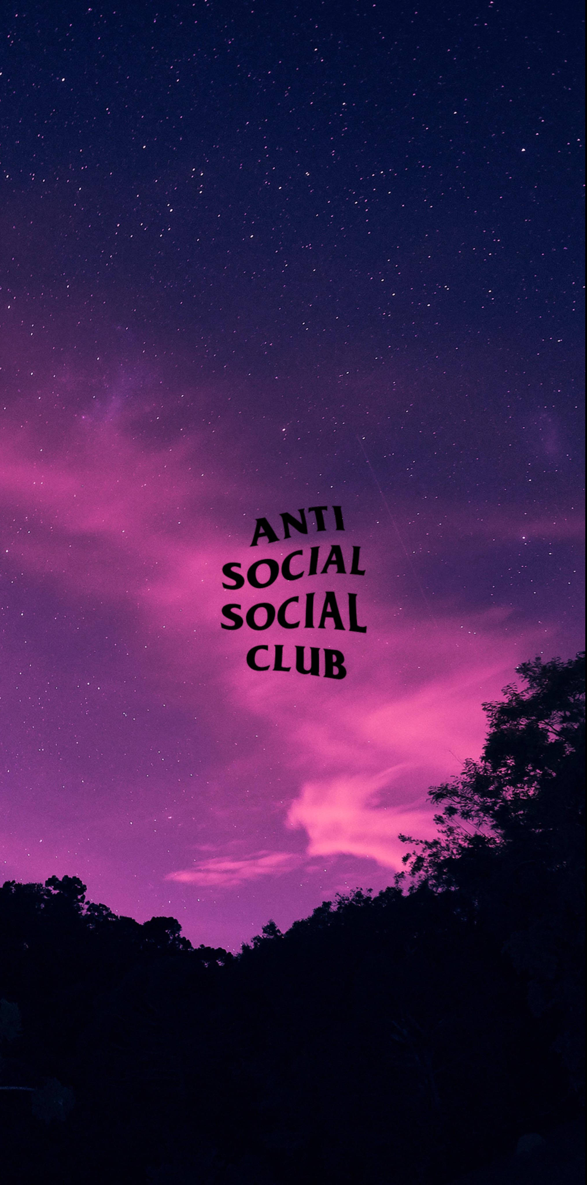 Anti Social Social Club 紫色星空 壁紙 — 充滿活力的紫色和藍色星空，文字「ANTI SOCIAL SOCIAL CLUB」漂浮在剪影樹木之上。
