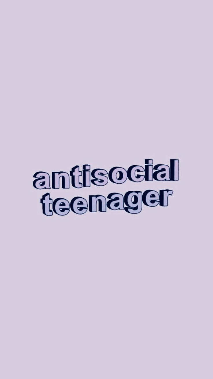 Anti Social Teenager 紫色背景 壁紙 — 粗體文字顯示 antisocial teenager 居中於柔和的薰衣草背景上。
