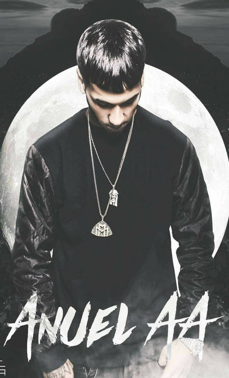 Anuel AA 潮流嘻哈風 壁紙 — 一個身穿黑色衣服、戴著銀鏈的男人站在一個巨大的月亮前，形成一幅陰鬱的黑白肖像。