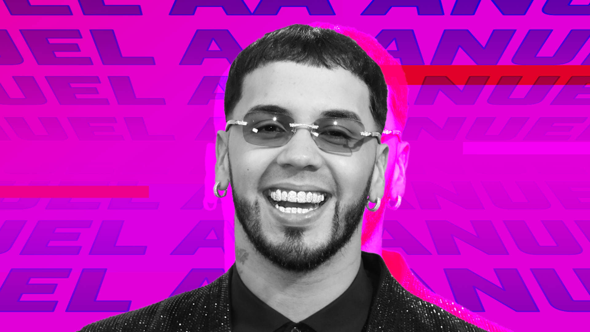 Anuel AA 粉絲藝術圖 壁紙 — 一個戴著太陽眼鏡和圈形耳環的微笑男子站在充滿活力的粉紅色和紫色背景前，背景有重複的文字圖案。