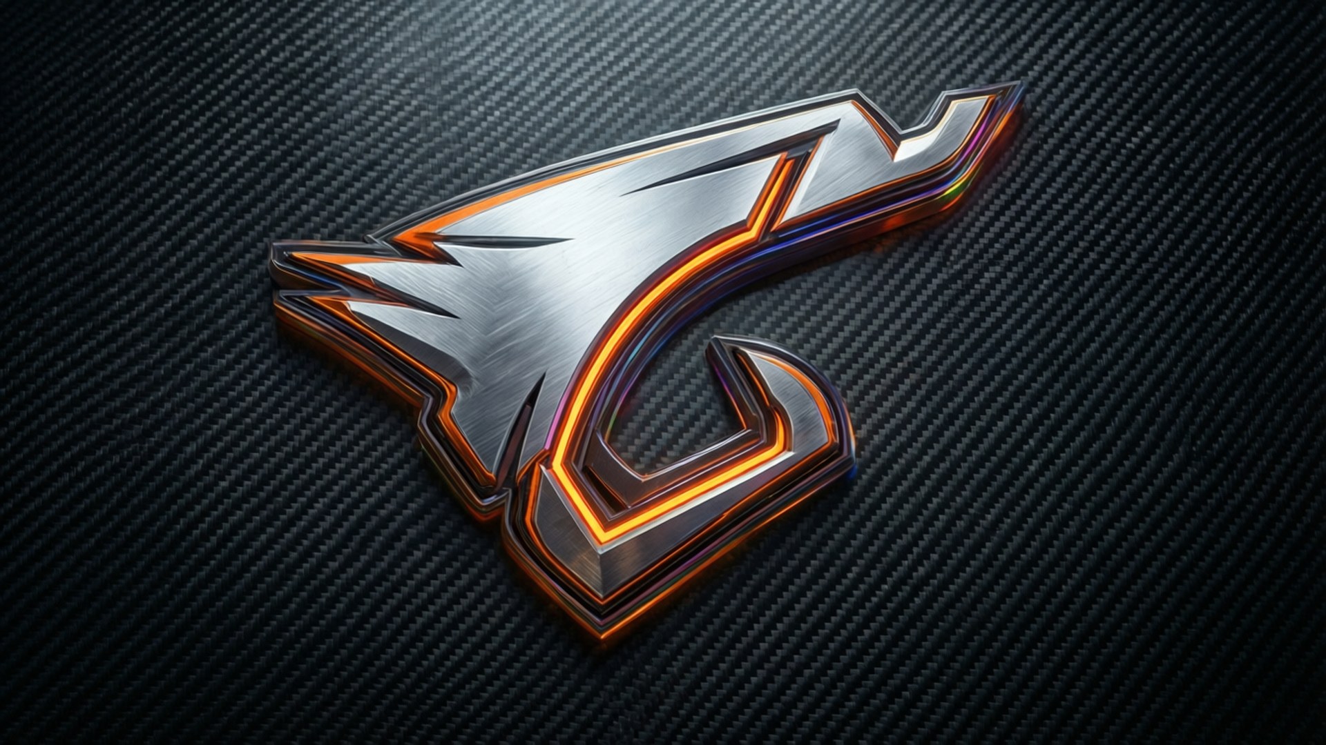Aorus 鷹形 RGB 壁紙 — 一個時尚的金屬遊戲標誌，帶有發光的橙色邊緣，放置在深色碳纖維表面上。