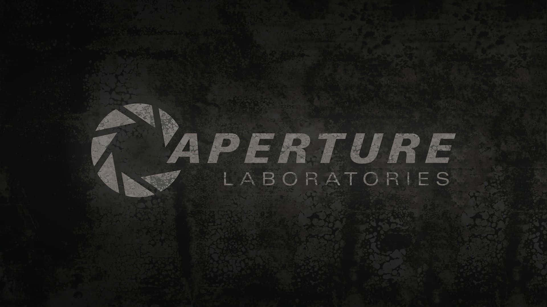 Aperture Laboratories 標誌於帶有粗糙紋理的裂紋暗牆上。