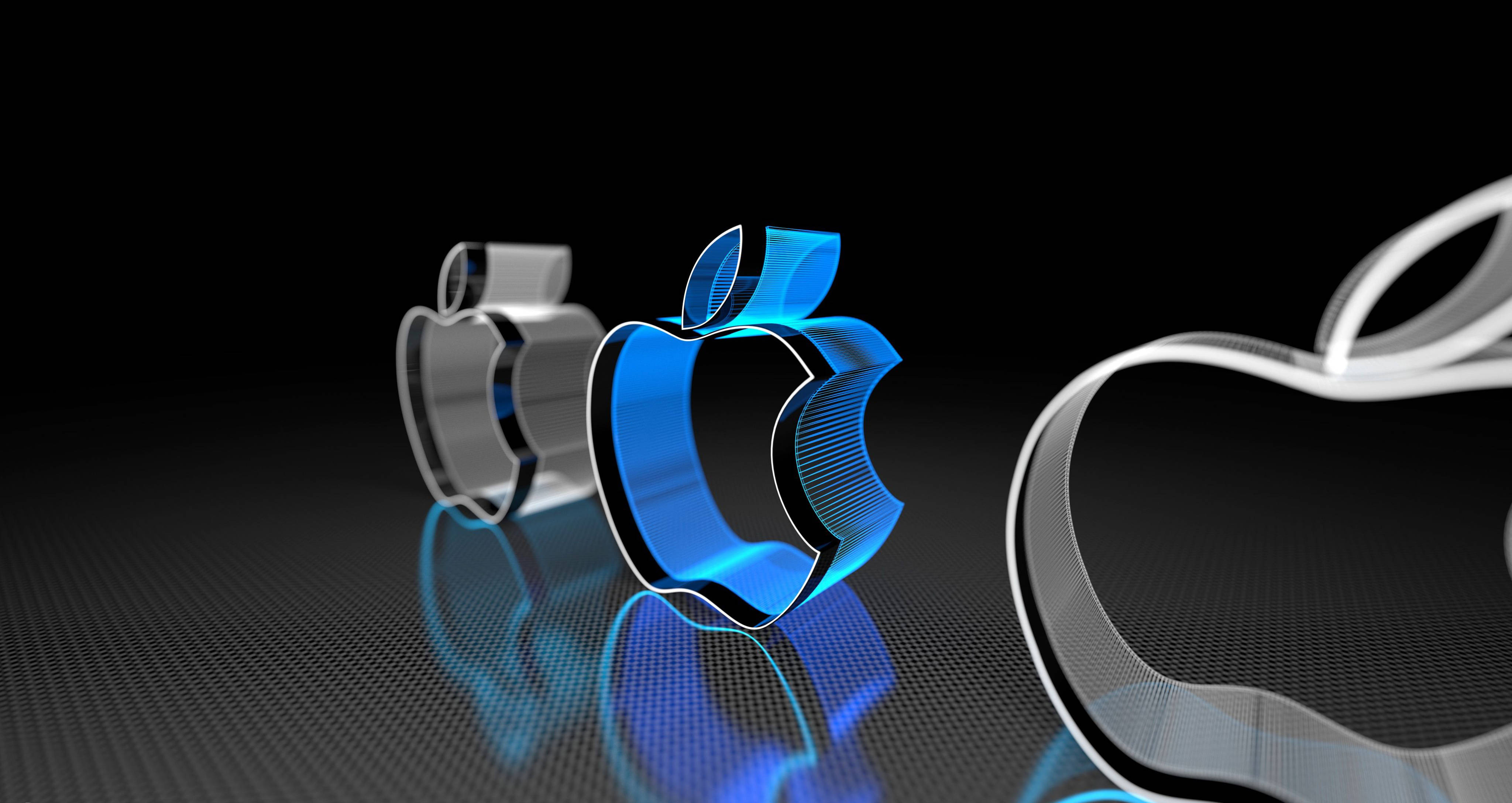 Apple 4K 超高清 3D 標誌 壁紙 — 三個銀色和藍色的光面Apple標誌在帶有反射的深色紋理表面上發光。
